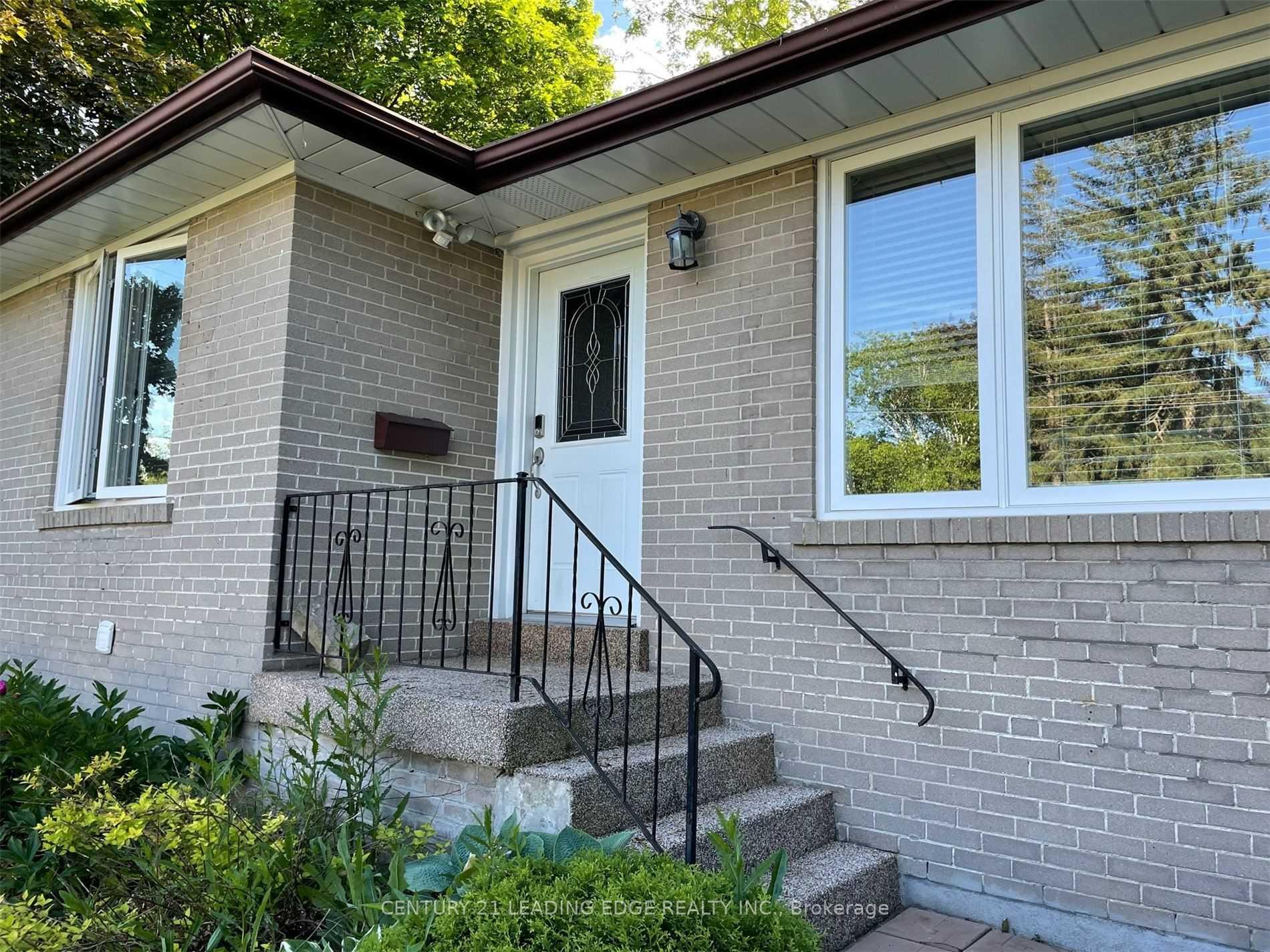 Photo 4 of 32 Parkway Avenue, Markham, Markham Village — HOMEH