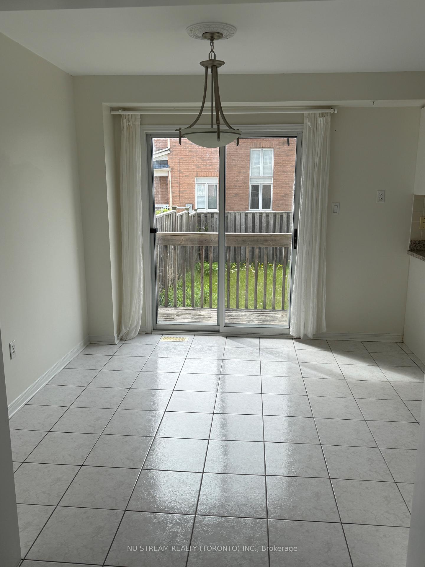 Photo 5 of 127 Warren Bradley Street, Markham, Berczy — HOMEH