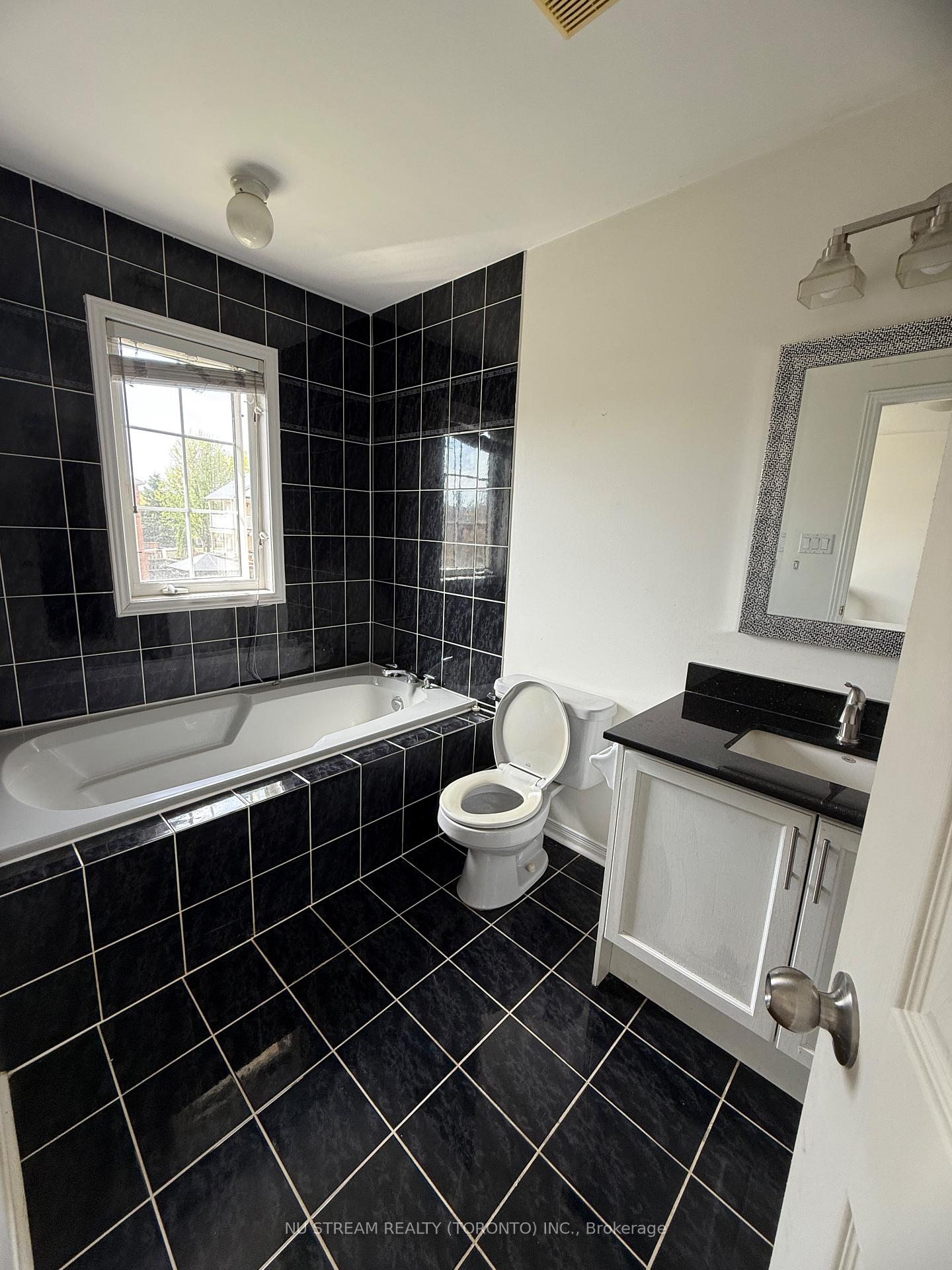 Photo 7 of 127 Warren Bradley Street, Markham, Berczy — HOMEH