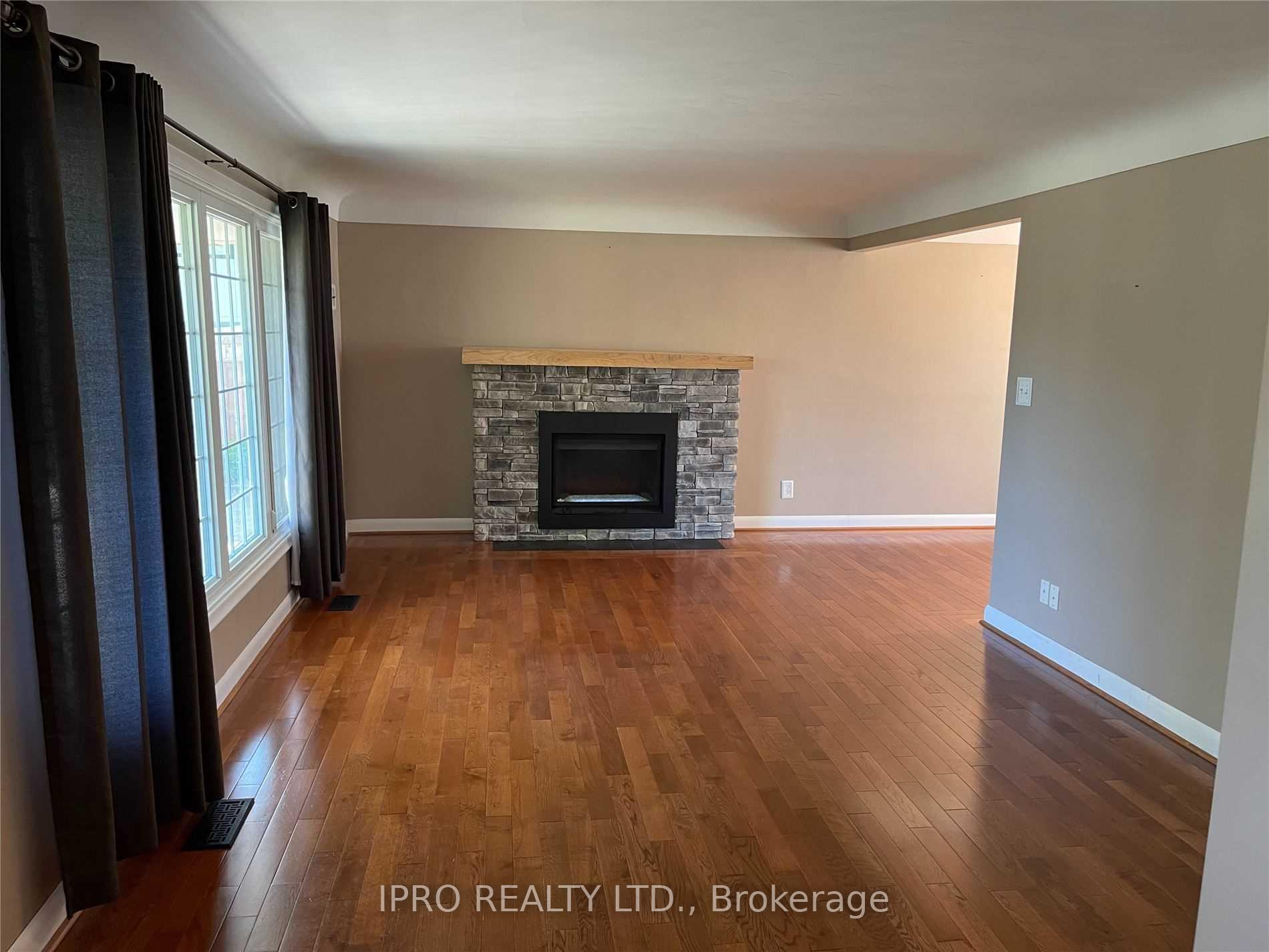 Photo 3 of 585 Garner Road W, Hamilton, Ancaster — HOMEH