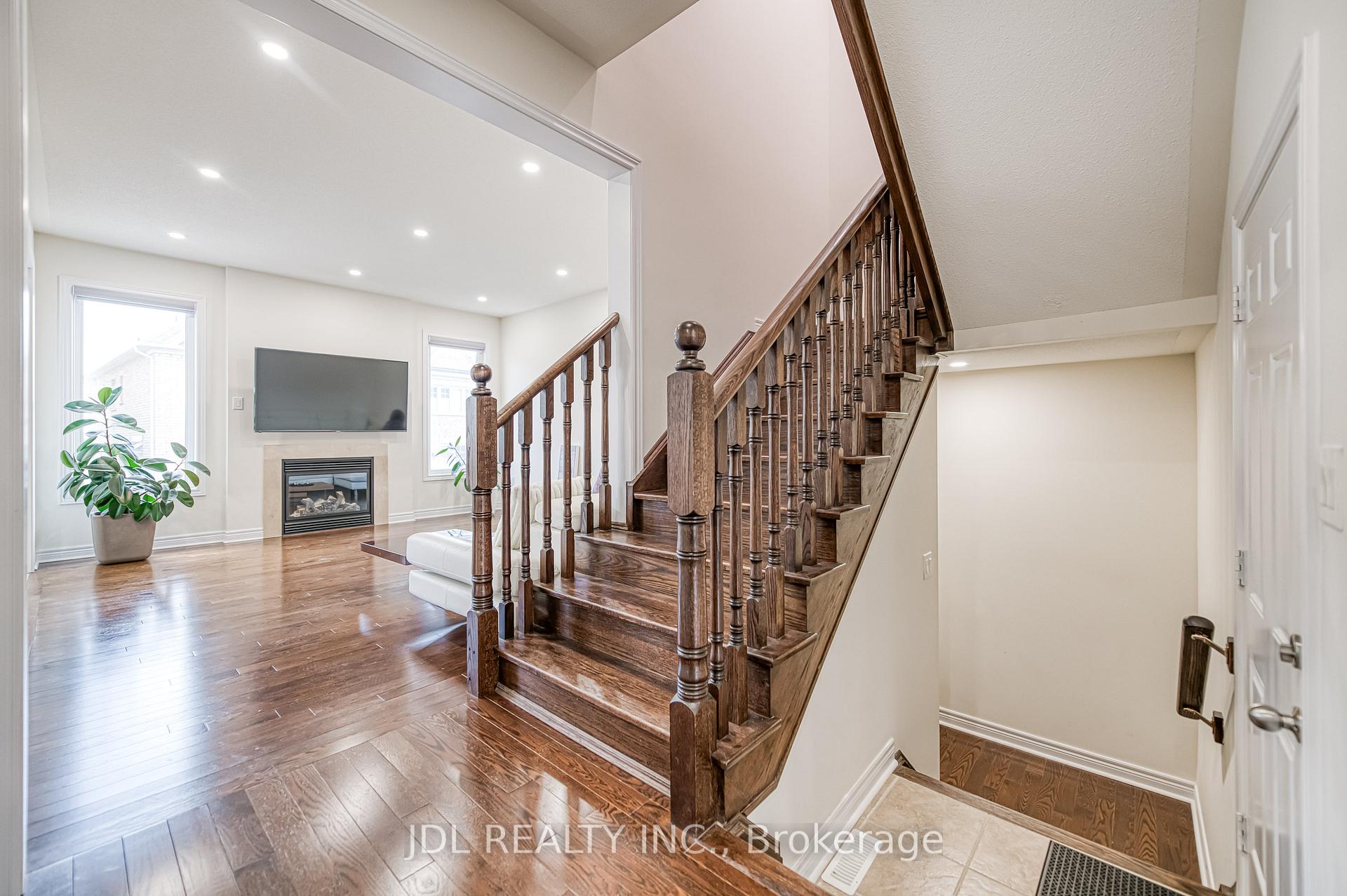 Photo 5 of 45 Foshan Avenue, Markham, Berczy — HOMEH
