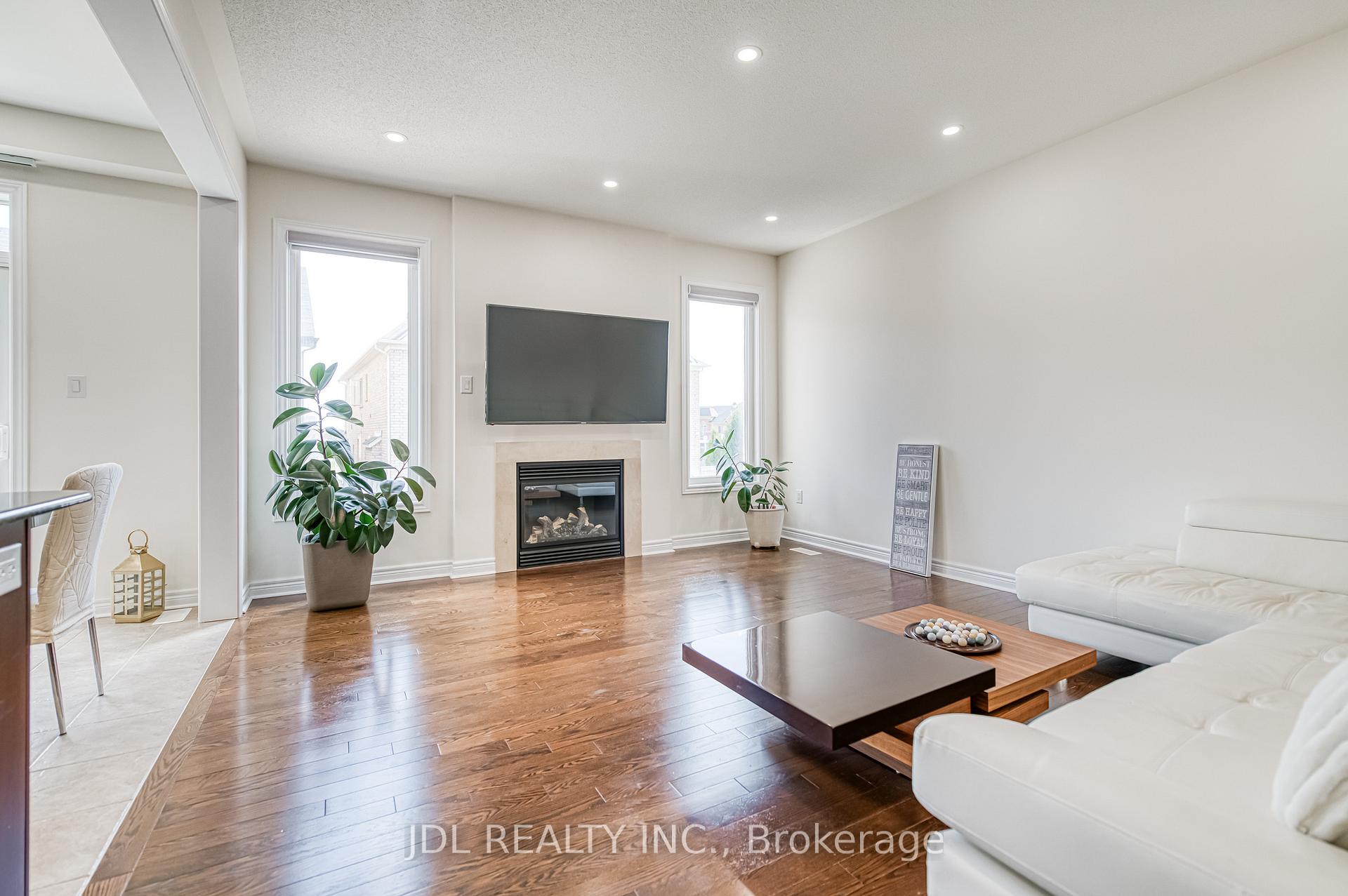 Photo 6 of 45 Foshan Avenue, Markham, Berczy — HOMEH