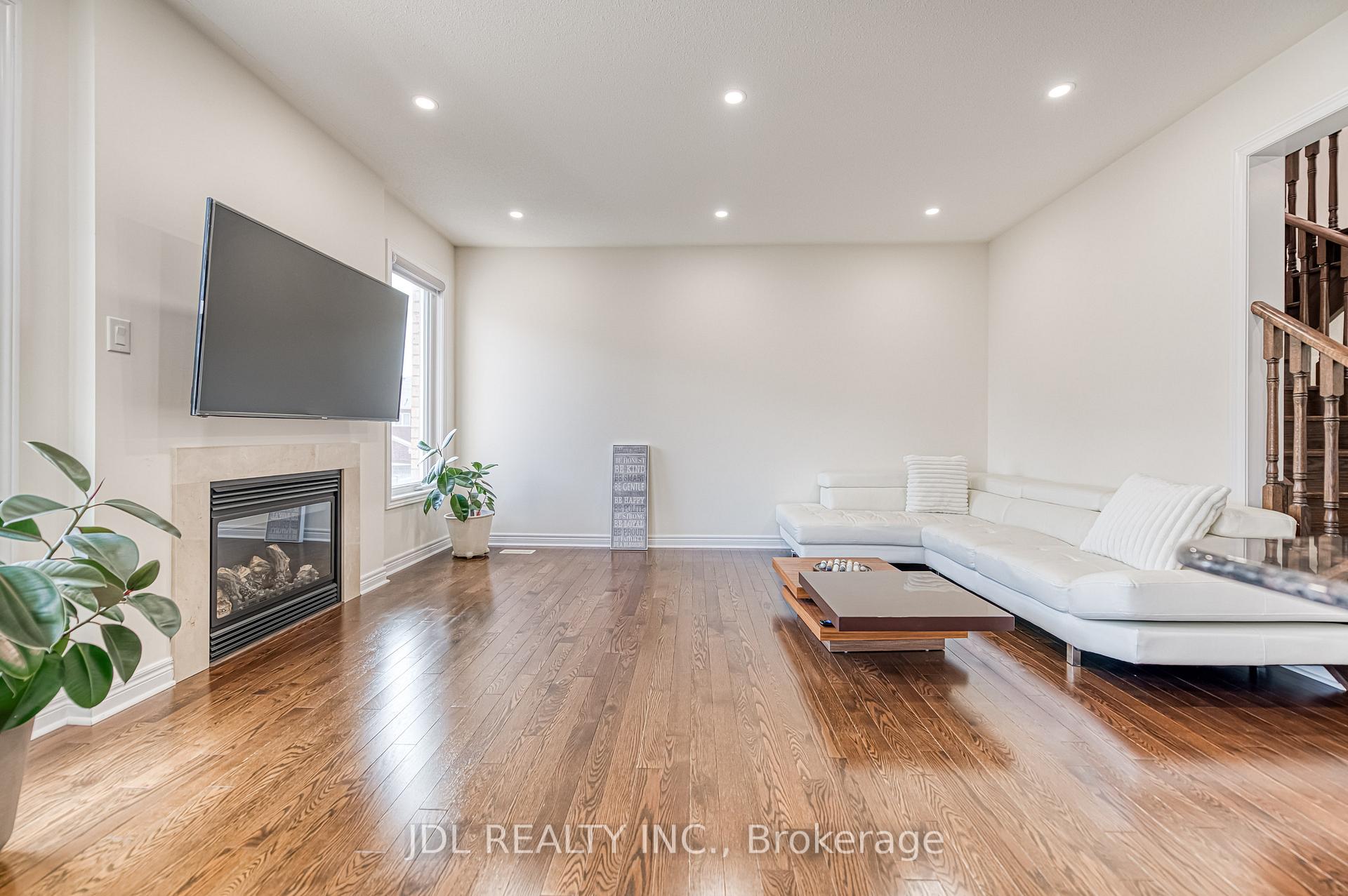 Photo 7 of 45 Foshan Avenue, Markham, Berczy — HOMEH