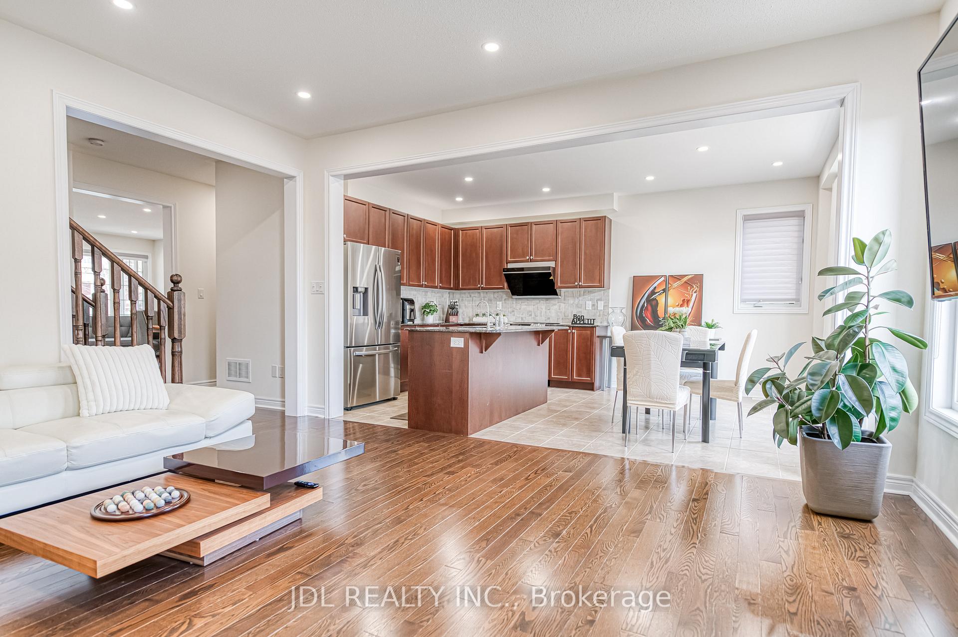 Photo 8 of 45 Foshan Avenue, Markham, Berczy — HOMEH