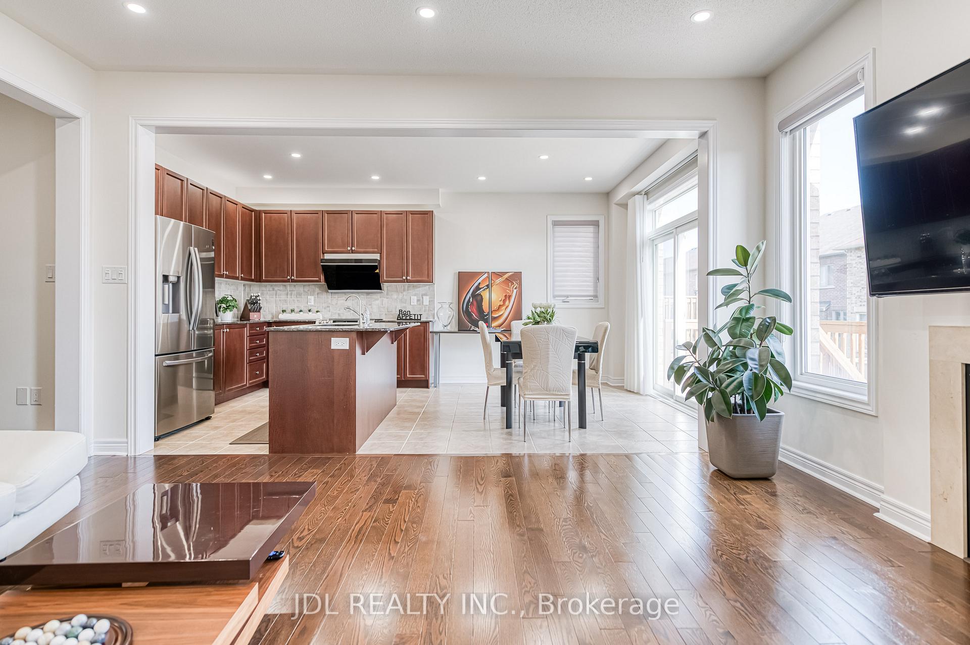 Photo 9 of 45 Foshan Avenue, Markham, Berczy — HOMEH