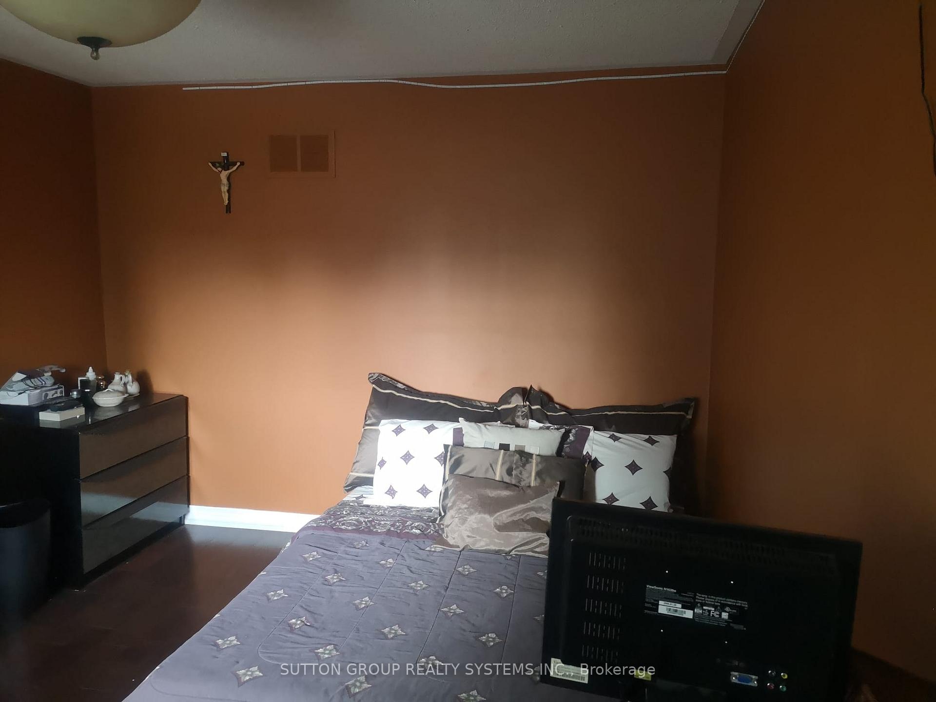 Photo 8 of 17 Boxwood Crescent, Markham, Rouge Fairways — HOMEH