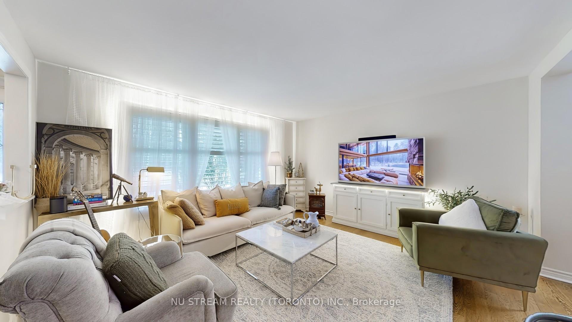 Photo 3 of 2 Liebeck Crescent, Markham, Unionville — HOMEH
