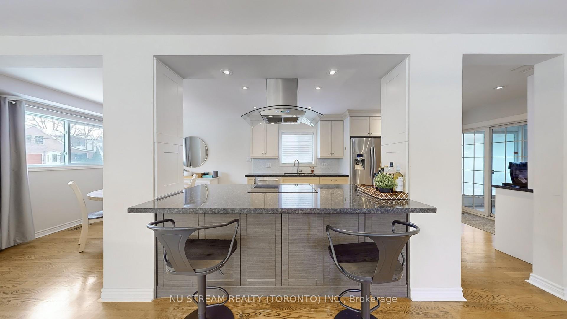 Photo 7 of 2 Liebeck Crescent, Markham, Unionville — HOMEH
