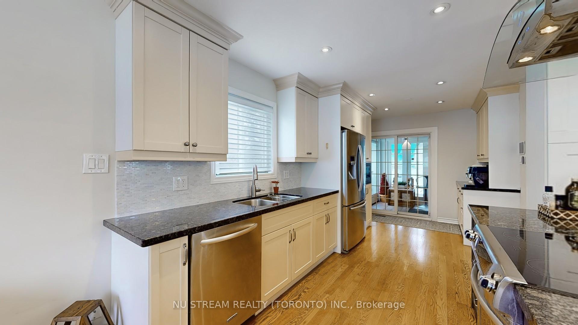 Photo 8 of 2 Liebeck Crescent, Markham, Unionville — HOMEH