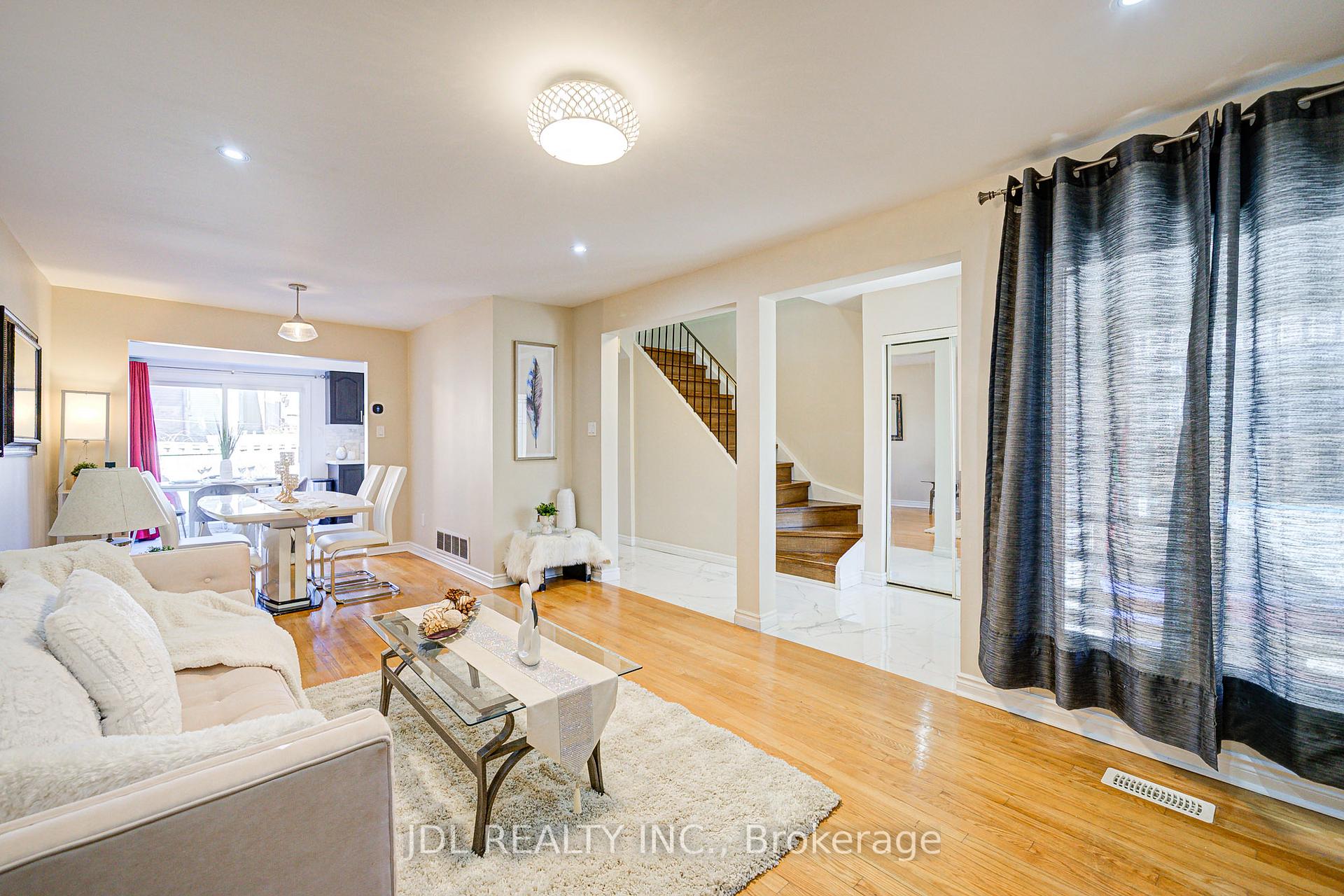 Photo 9 of 55 Barrington Crescent, Markham, Milliken Mills West — HOMEH