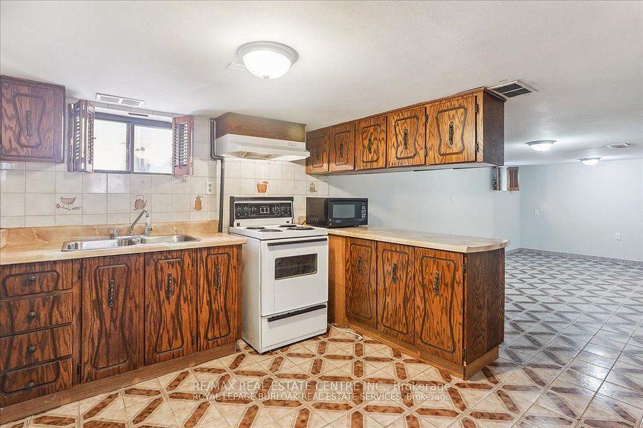 Photo 3 of 234 Market (Basement) Street, Hamilton, Strathcona — HOMEH