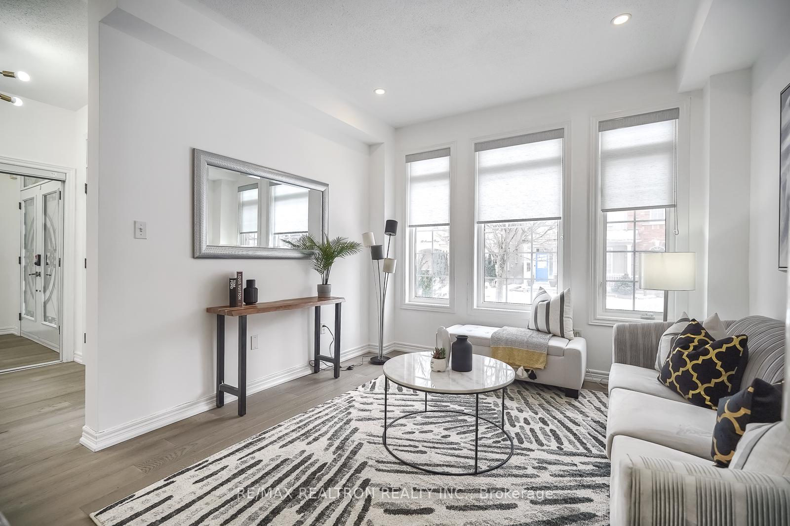 Photo 4 of 16 Innisvale Drive, Markham, Cornell — HOMEH