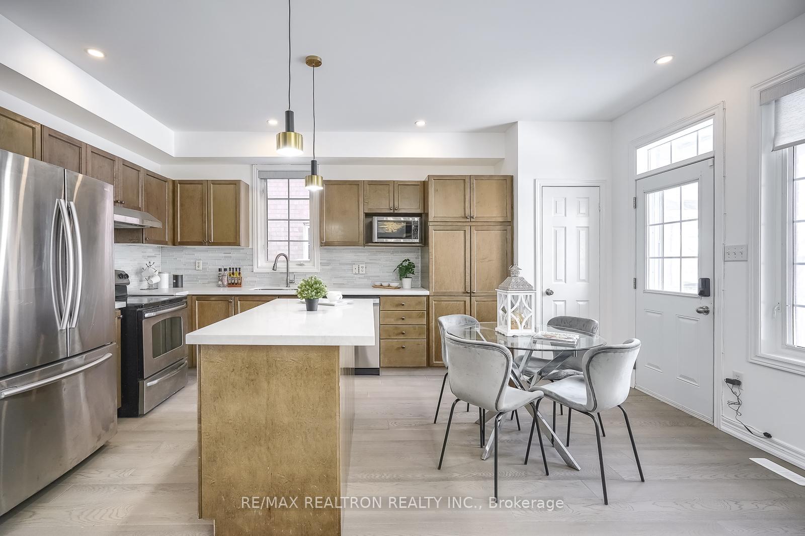 Photo 19 of 16 Innisvale Drive, Markham, Cornell — HOMEH