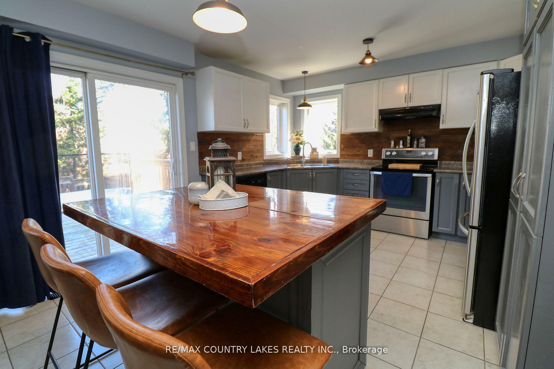 Photo 7 of 8 Fallingbrook Crescent, Kawartha Lakes, Lindsay — HOMEH