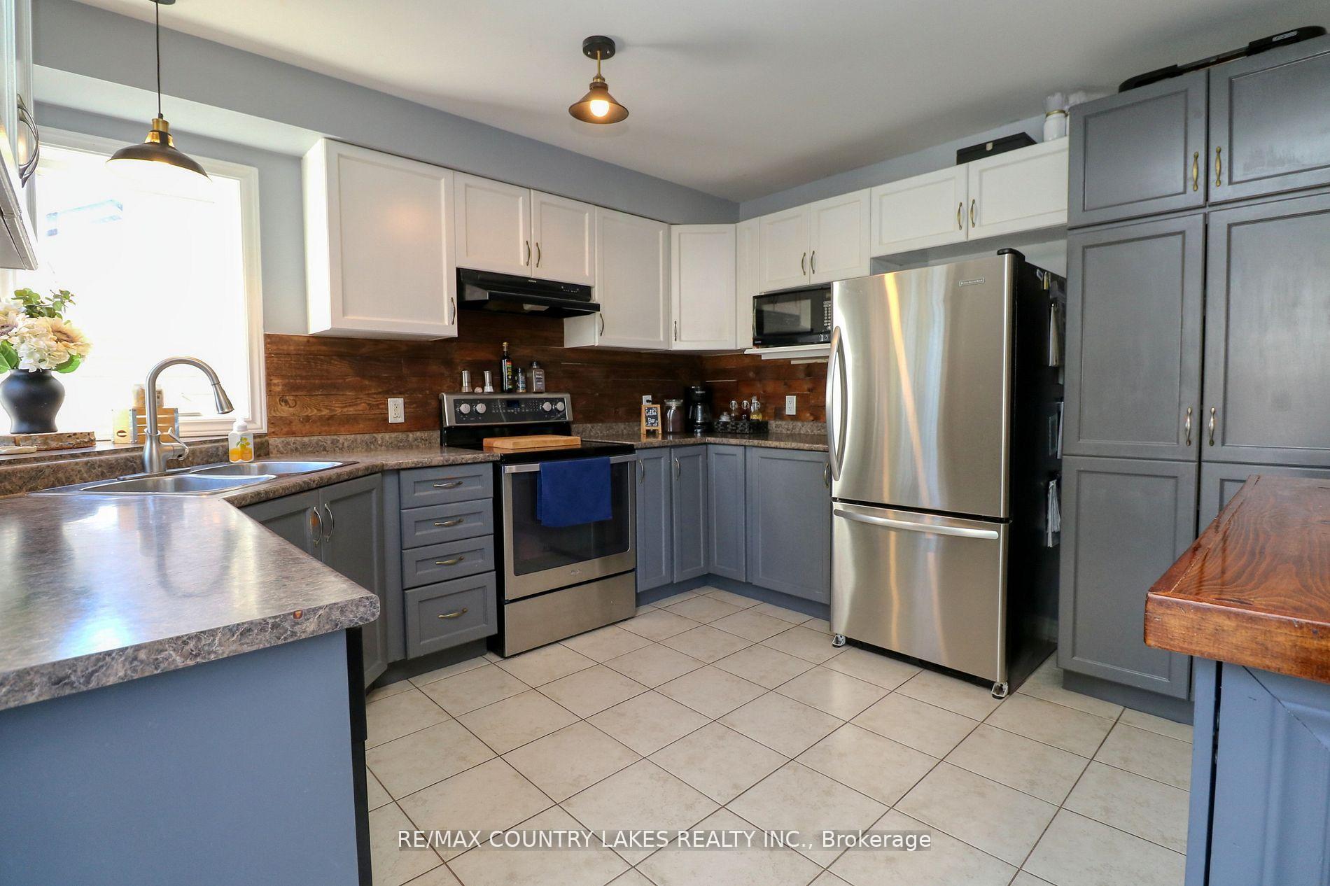 Photo 9 of 8 Fallingbrook Crescent, Kawartha Lakes, Lindsay — HOMEH
