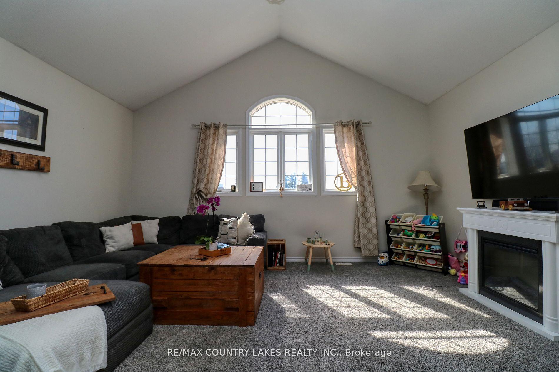 Photo 11 of 8 Fallingbrook Crescent, Kawartha Lakes, Lindsay — HOMEH