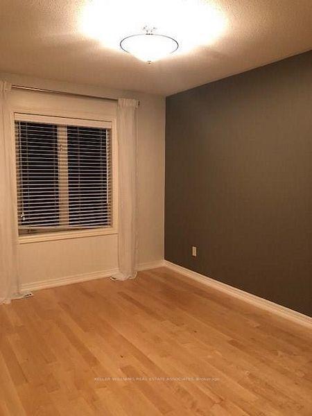 Photo 4 of 49 Westhampton Way, Hamilton, Stoney Creek — HOMEH