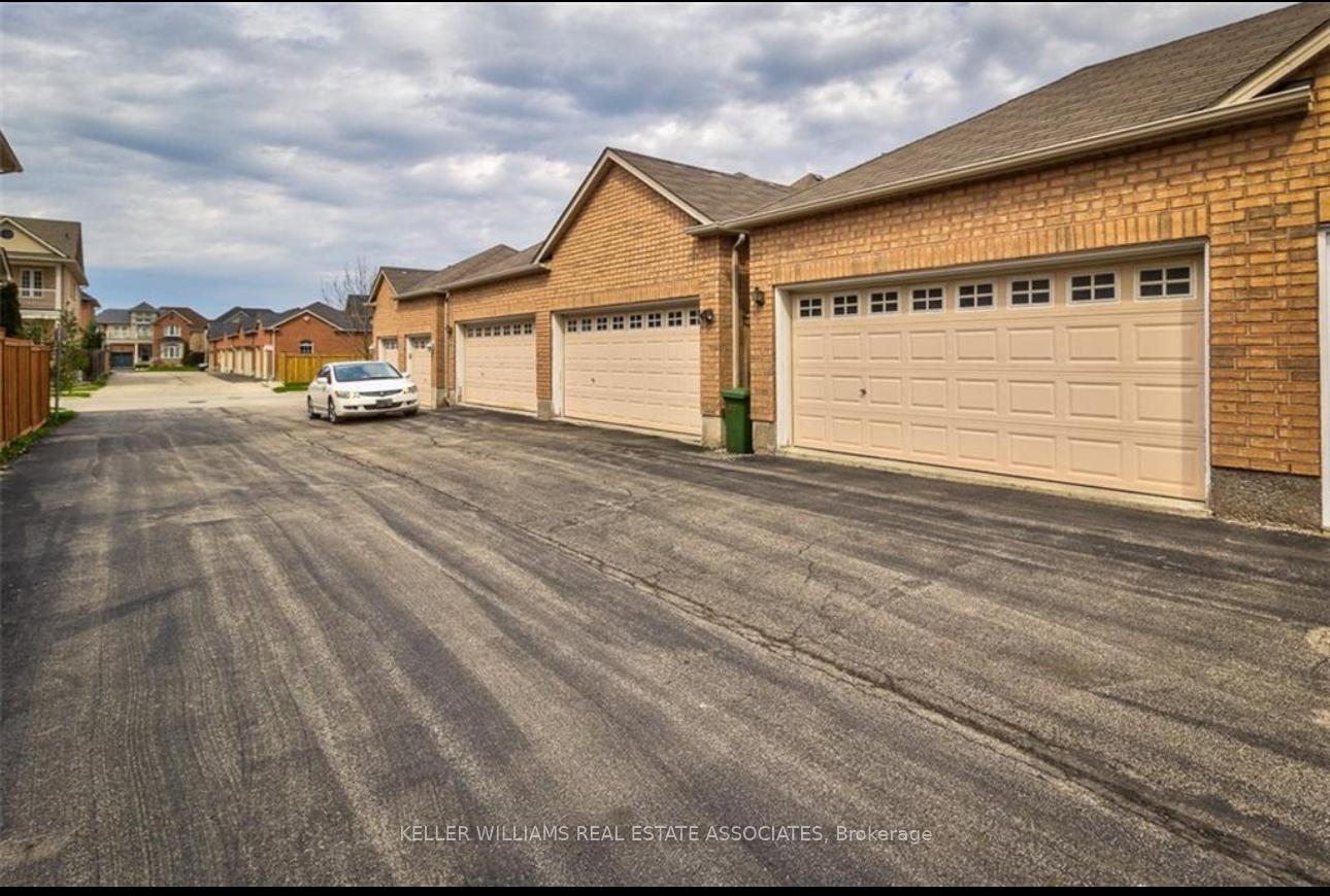 Photo 8 of 49 Westhampton Way, Hamilton, Stoney Creek — HOMEH