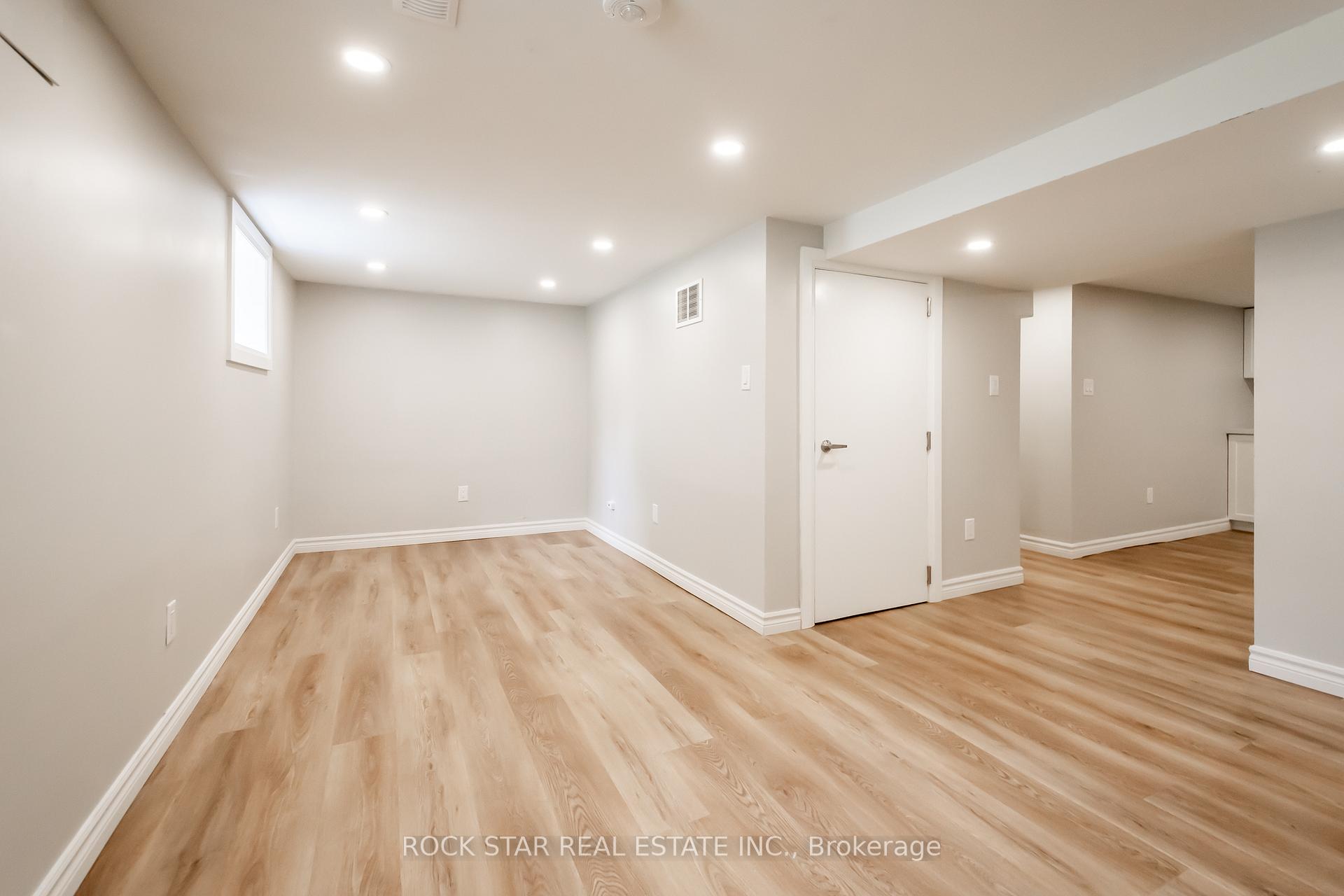 Photo 2 of 200 West 18th Street, Hamilton, Buchanan — HOMEH