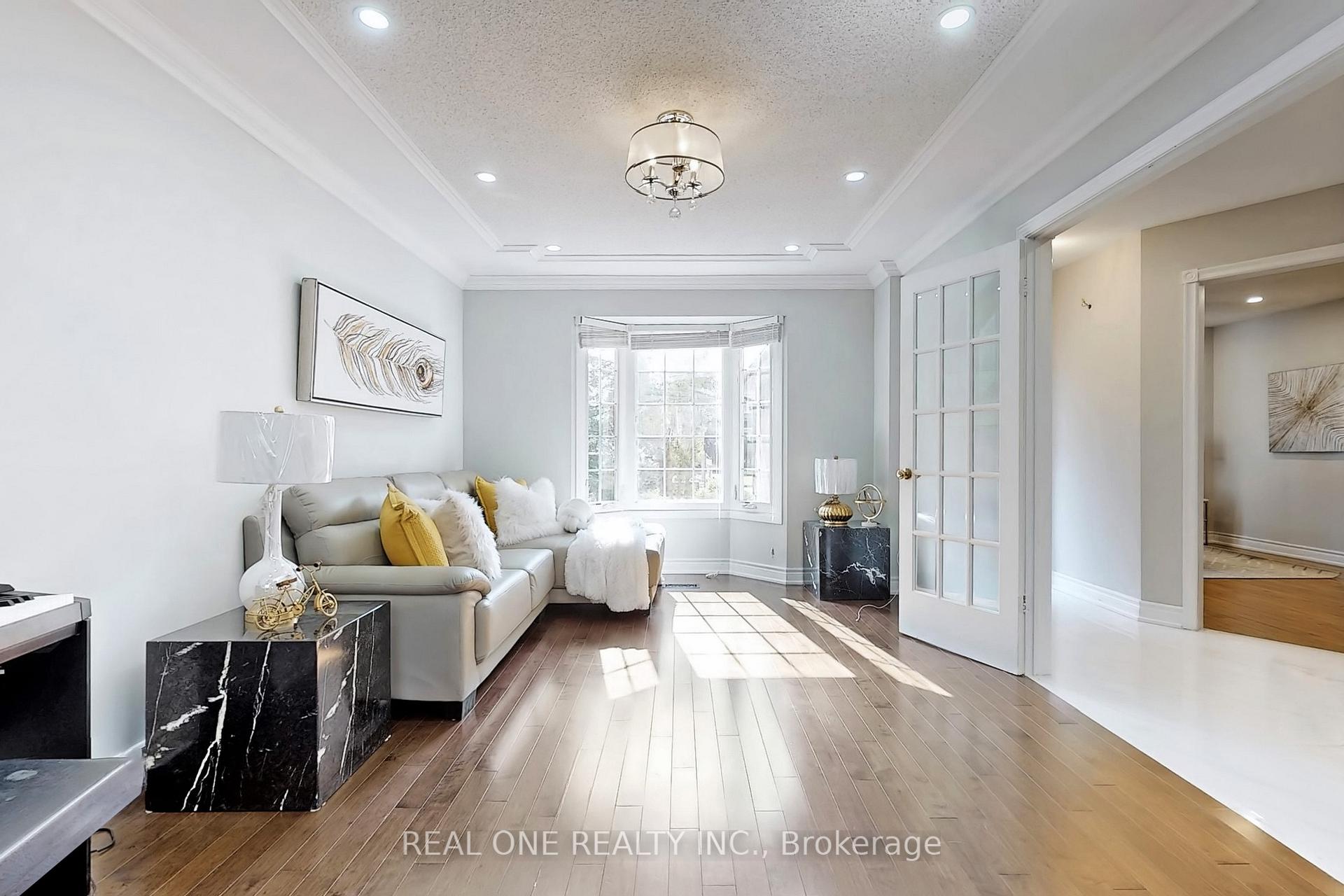 Photo 2 of 32 Adrian Crescent, Markham, Raymerville — HOMEH