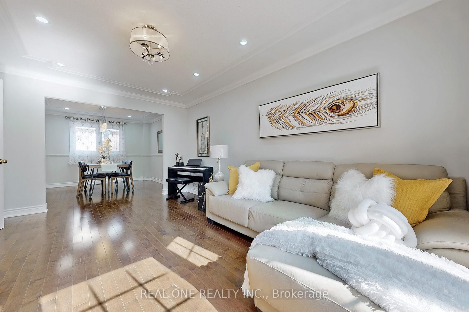 Photo 3 of 32 Adrian Crescent, Markham, Raymerville — HOMEH