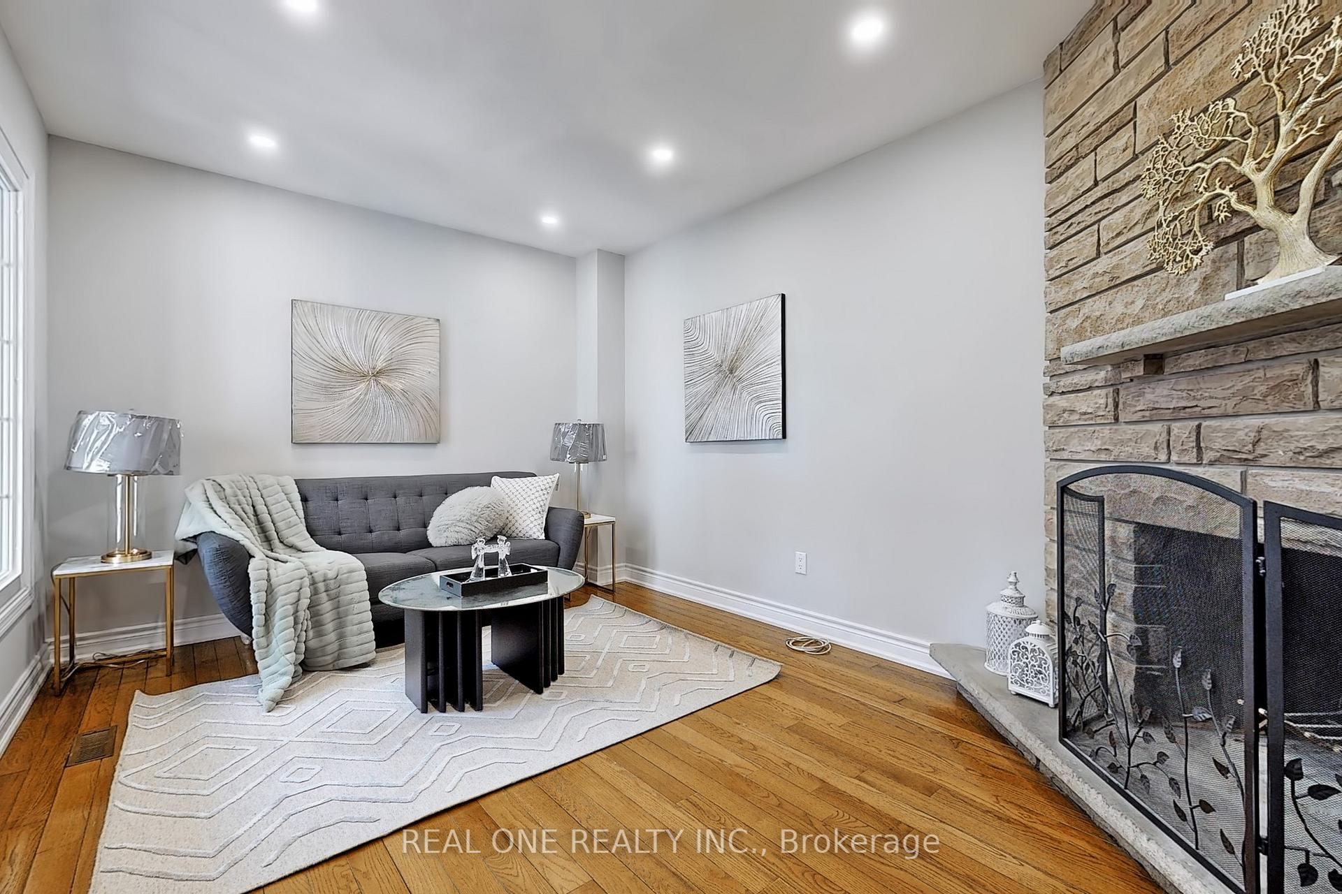 Photo 8 of 32 Adrian Crescent, Markham, Raymerville — HOMEH