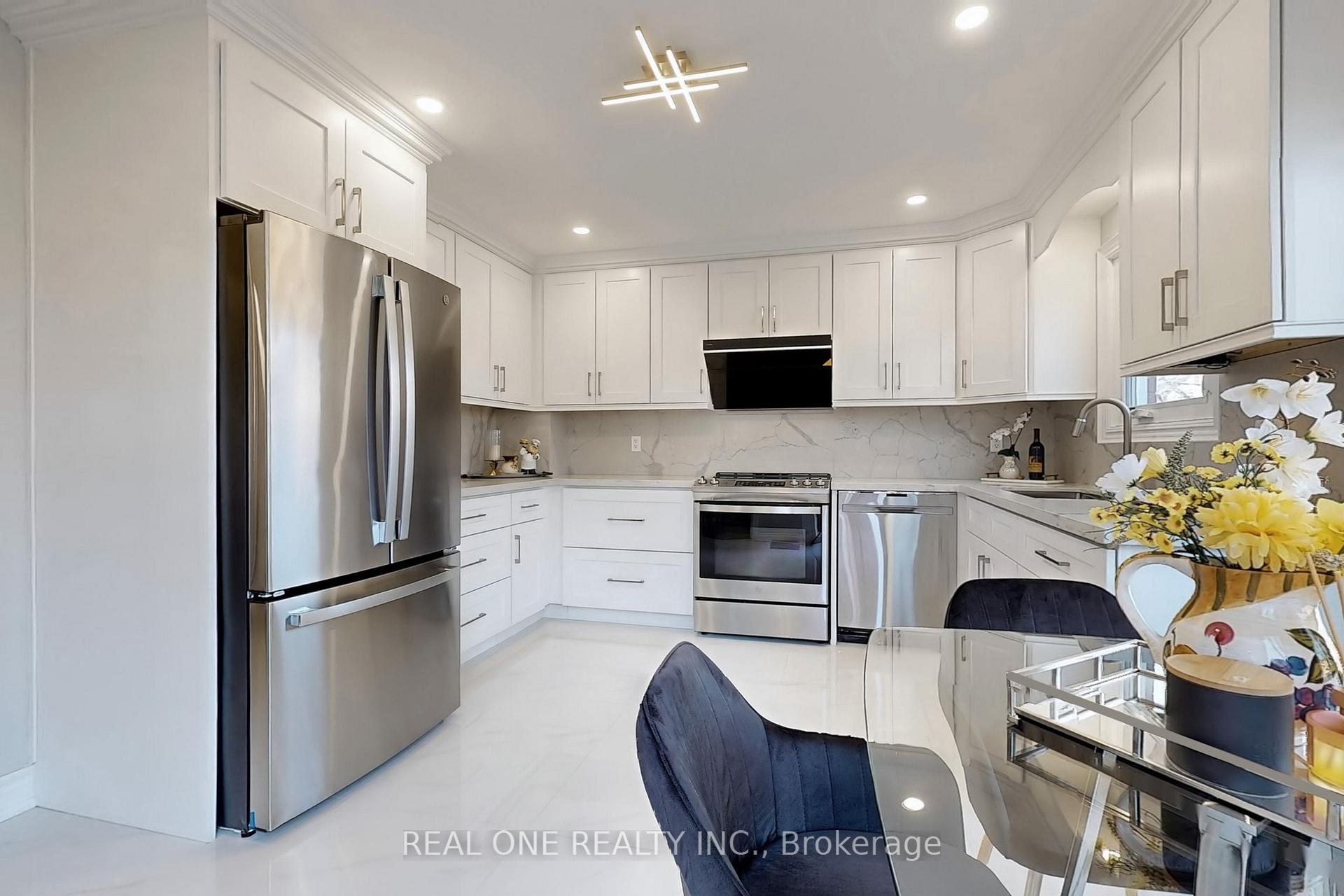 Photo 11 of 32 Adrian Crescent, Markham, Raymerville — HOMEH