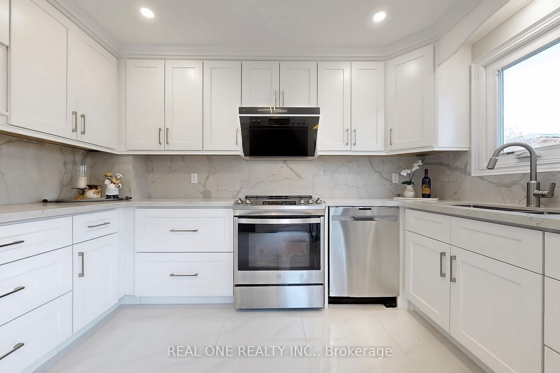 Photo 12 of 32 Adrian Crescent, Markham, Raymerville — HOMEH
