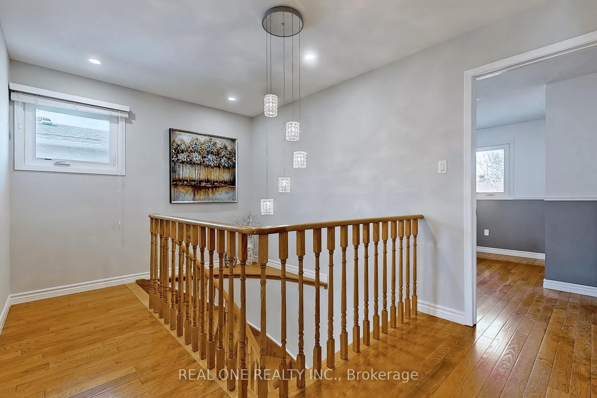 Photo 16 of 32 Adrian Crescent, Markham, Raymerville — HOMEH