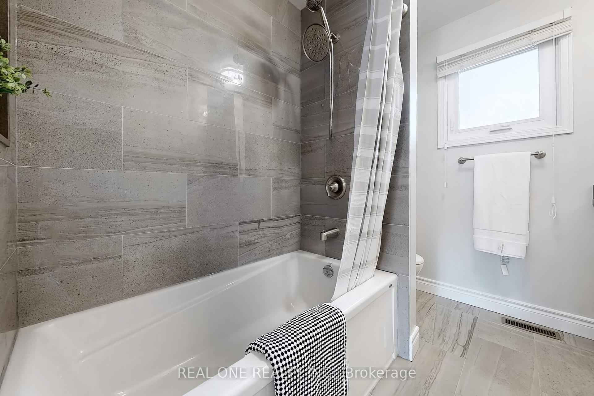 Photo 22 of 32 Adrian Crescent, Markham, Raymerville — HOMEH