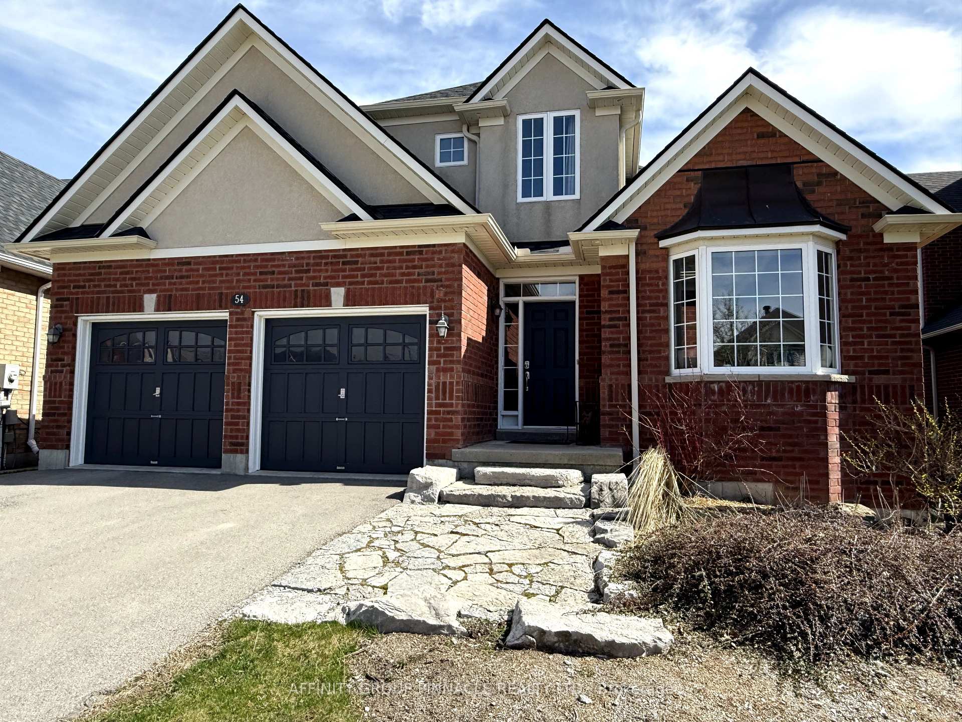 Photo 2 of 54 Ellis Crescent, Kawartha Lakes, Lindsay — HOMEH