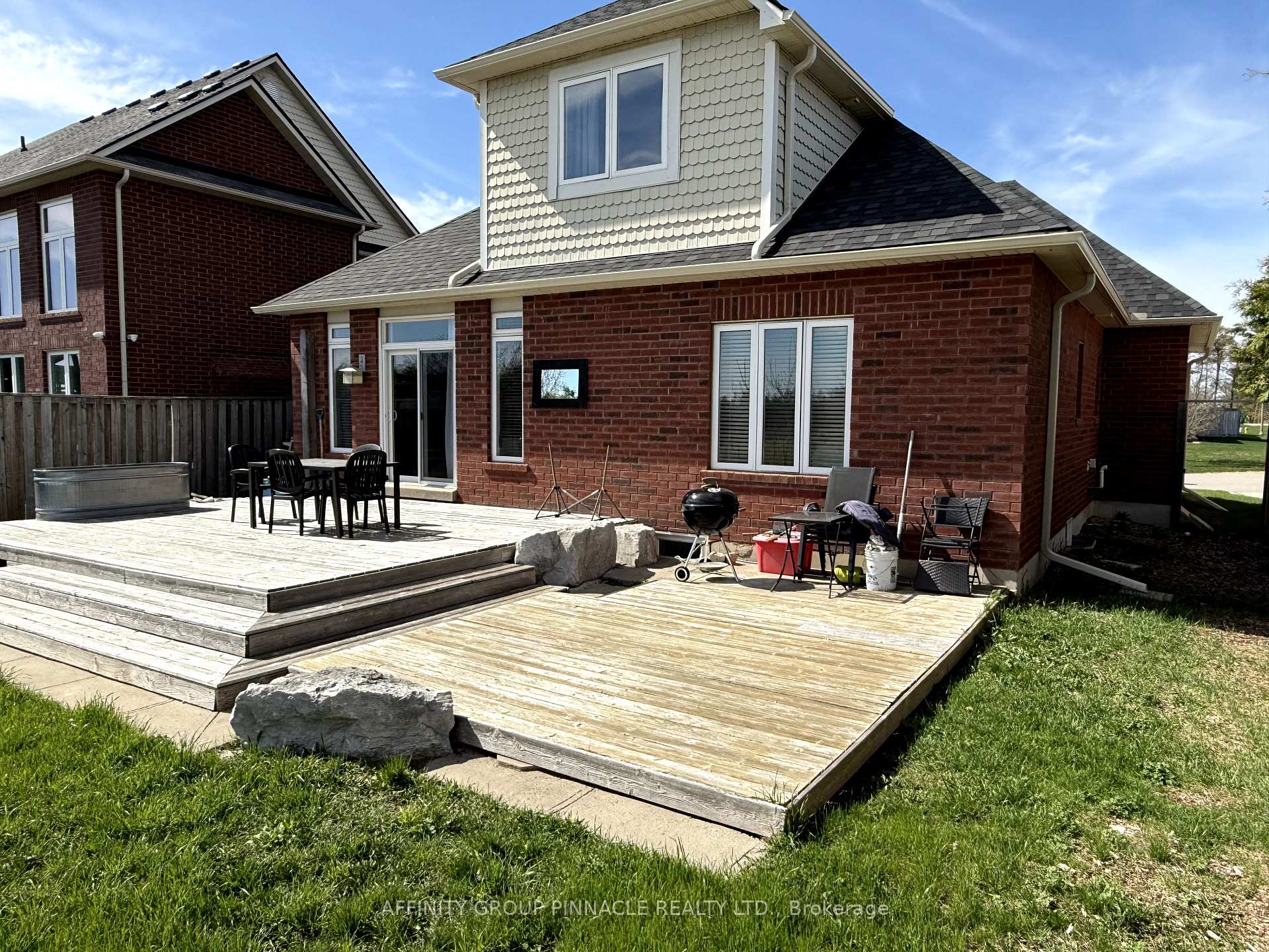 Photo 3 of 54 Ellis Crescent, Kawartha Lakes, Lindsay — HOMEH