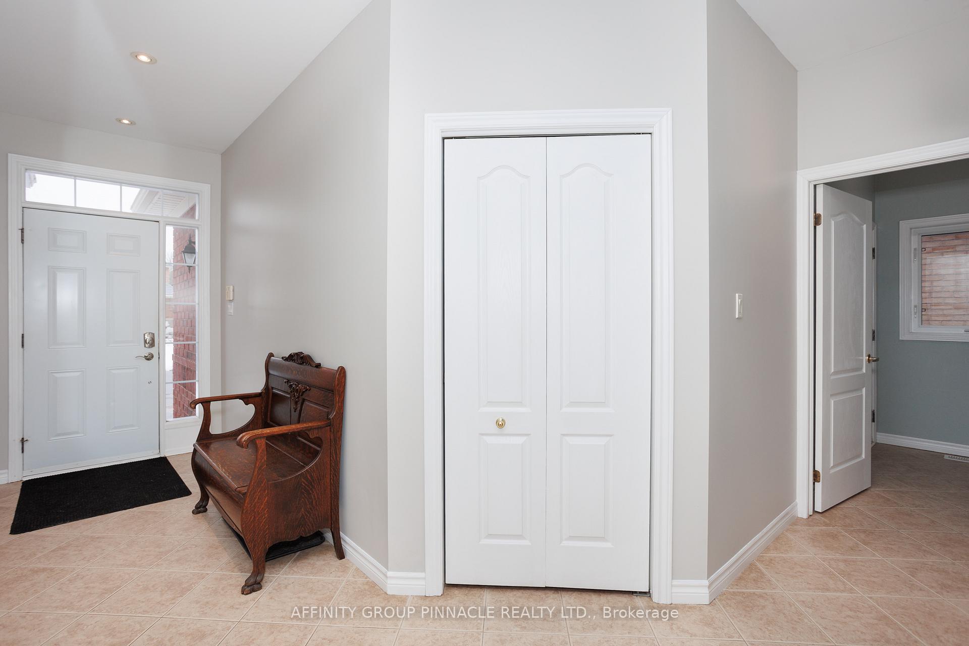 Photo 5 of 54 Ellis Crescent, Kawartha Lakes, Lindsay — HOMEH