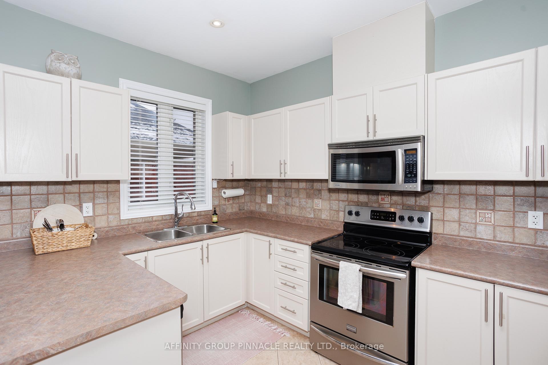 Photo 15 of 54 Ellis Crescent, Kawartha Lakes, Lindsay — HOMEH