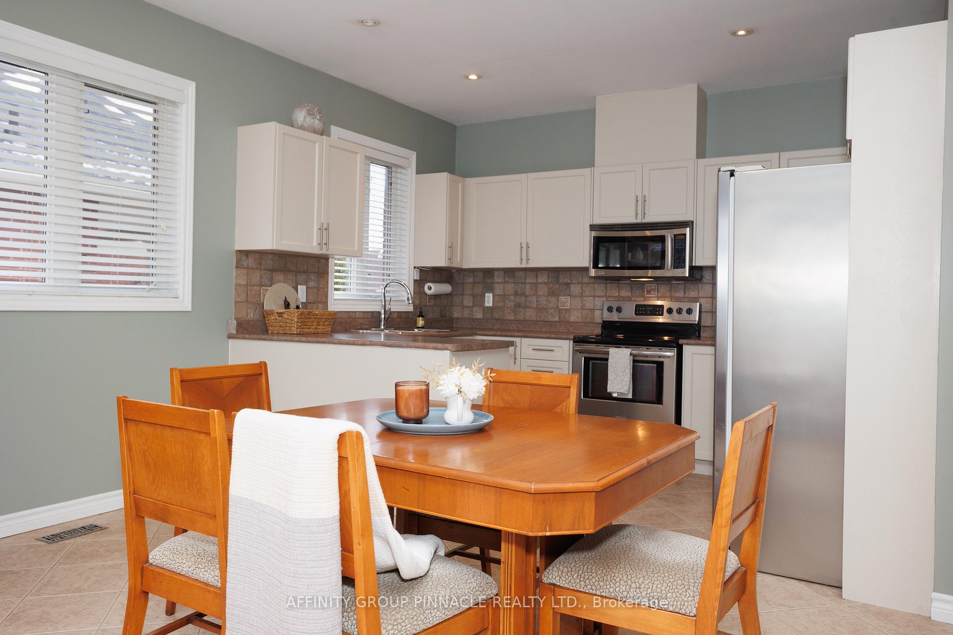 Photo 37 of 54 Ellis Crescent, Kawartha Lakes, Lindsay — HOMEH