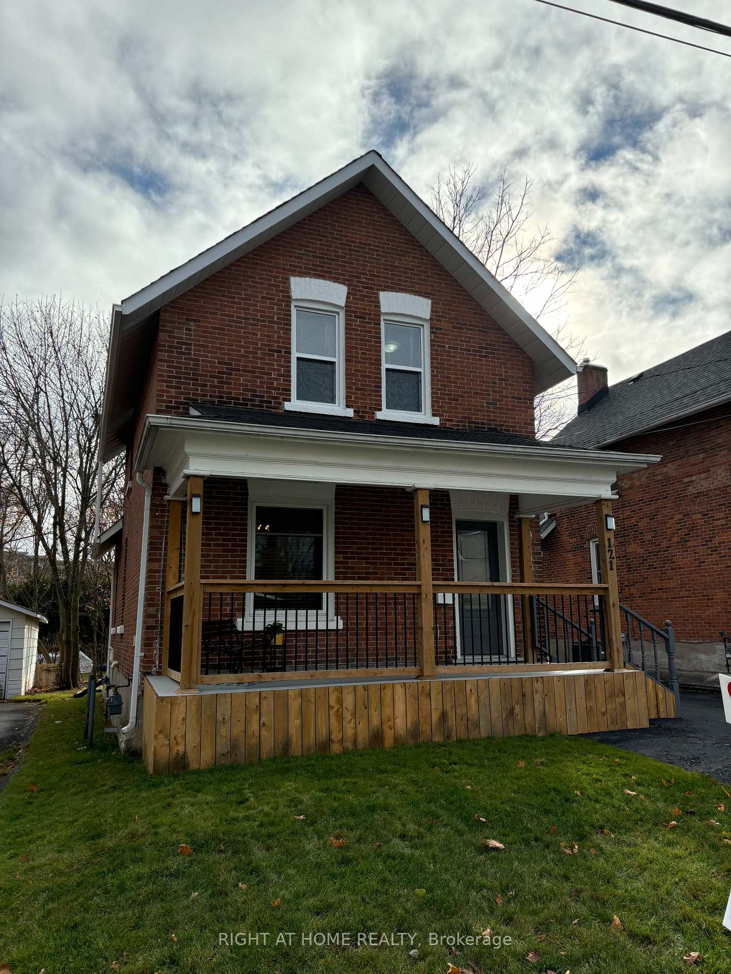 Front of 121 Durham Street W