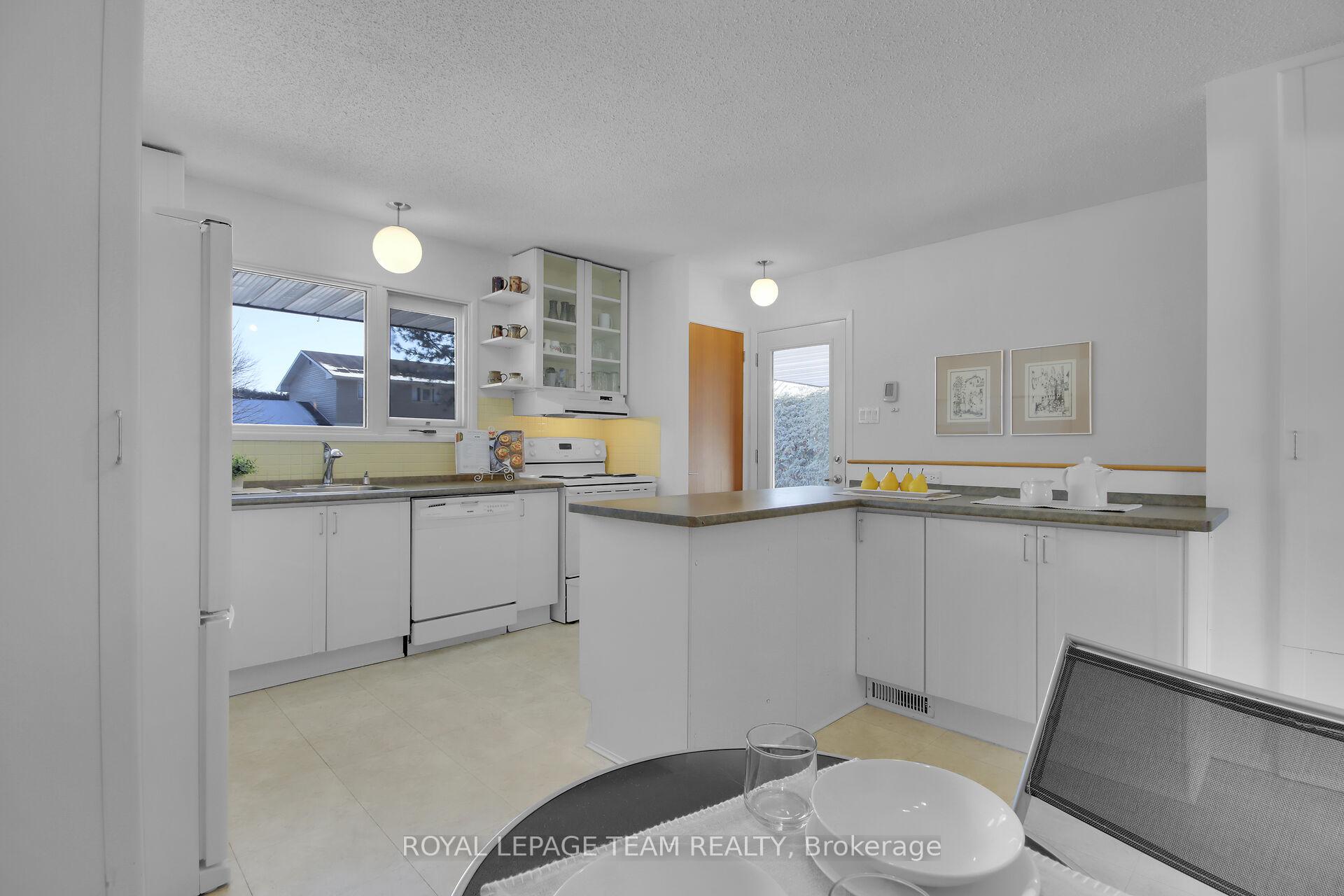 Photo 4 of 49 Rutherford Way, Ottawa, Kanata - Beaverbrook — HOMEH