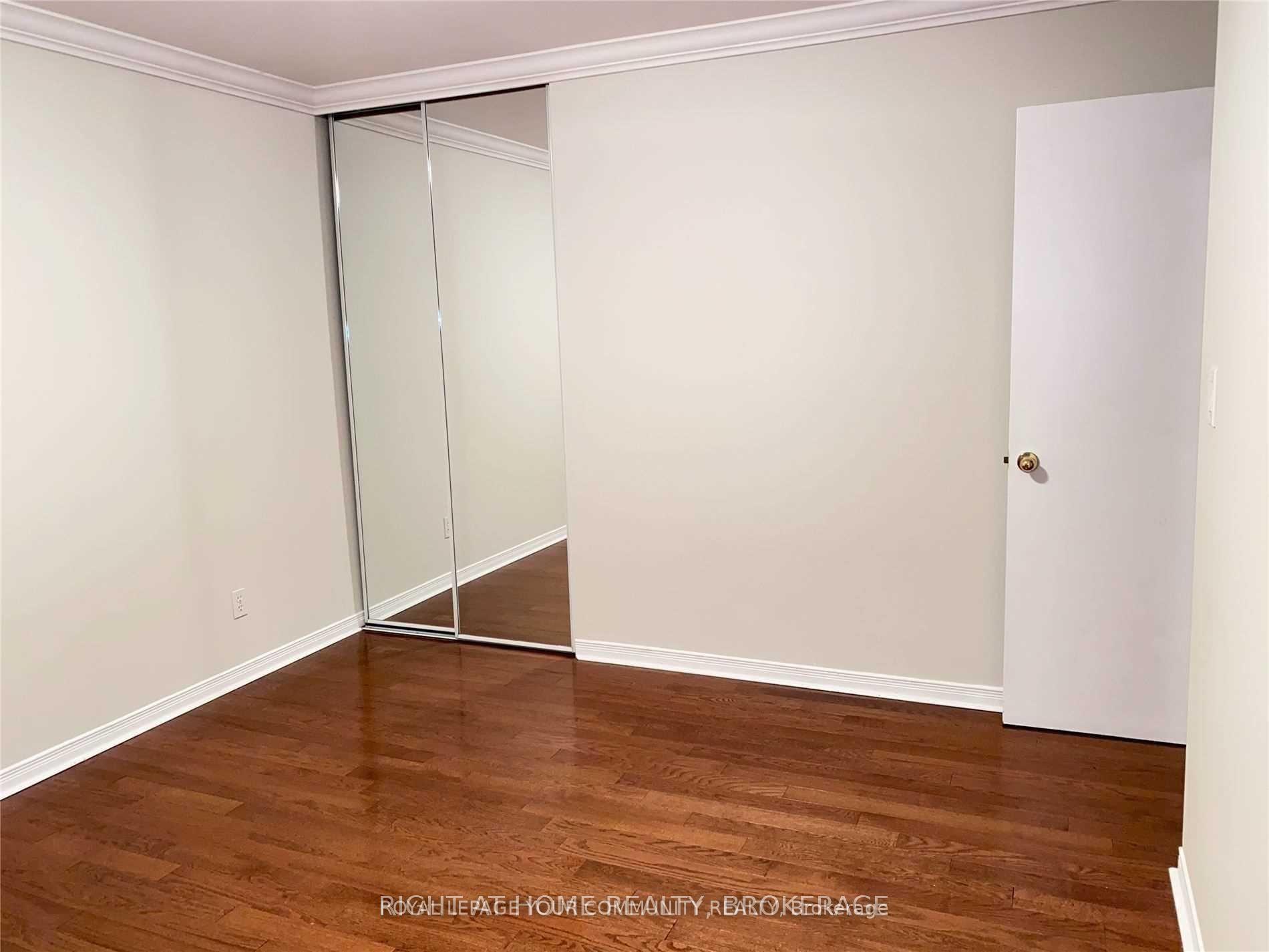 Photo 3 of 14 Ironshield Crescent, Markham, Royal Orchard — HOMEH