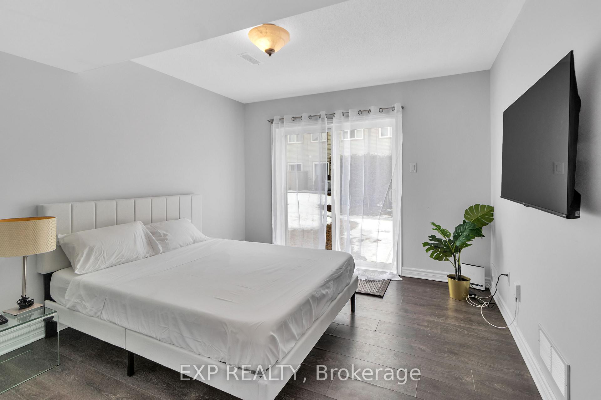 Photo 3 of 128 Gelderland, Ottawa, Kanata - Emerald Meadows/Trailwest — HOMEH