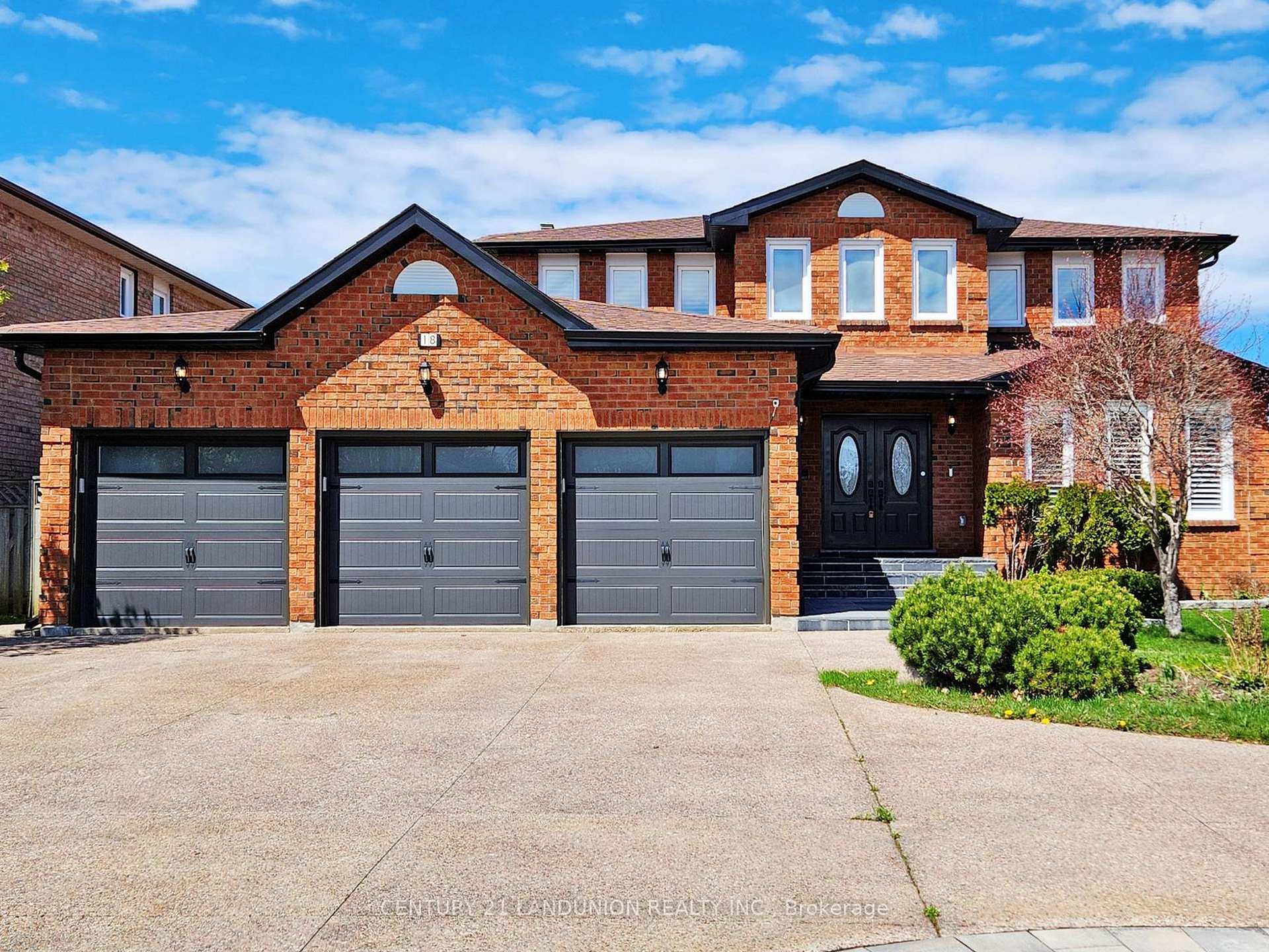 Photo 2 of 18 Ravenhill Crescent, Markham, Milliken Mills East — HOMEH