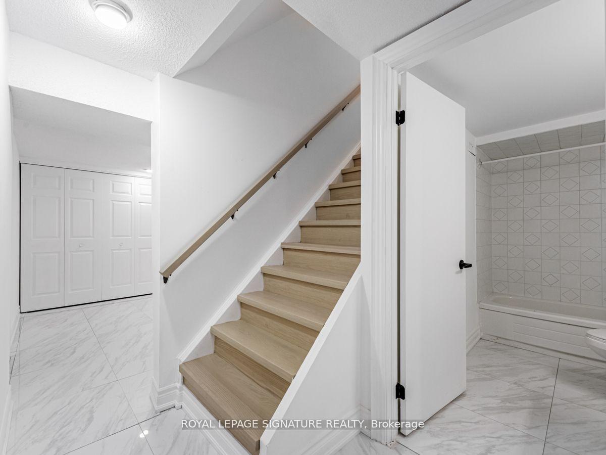 Photo 2 of 71 Innisbrook (Lower) Crescent, Markham, Aileen-Willowbrook — HOMEH