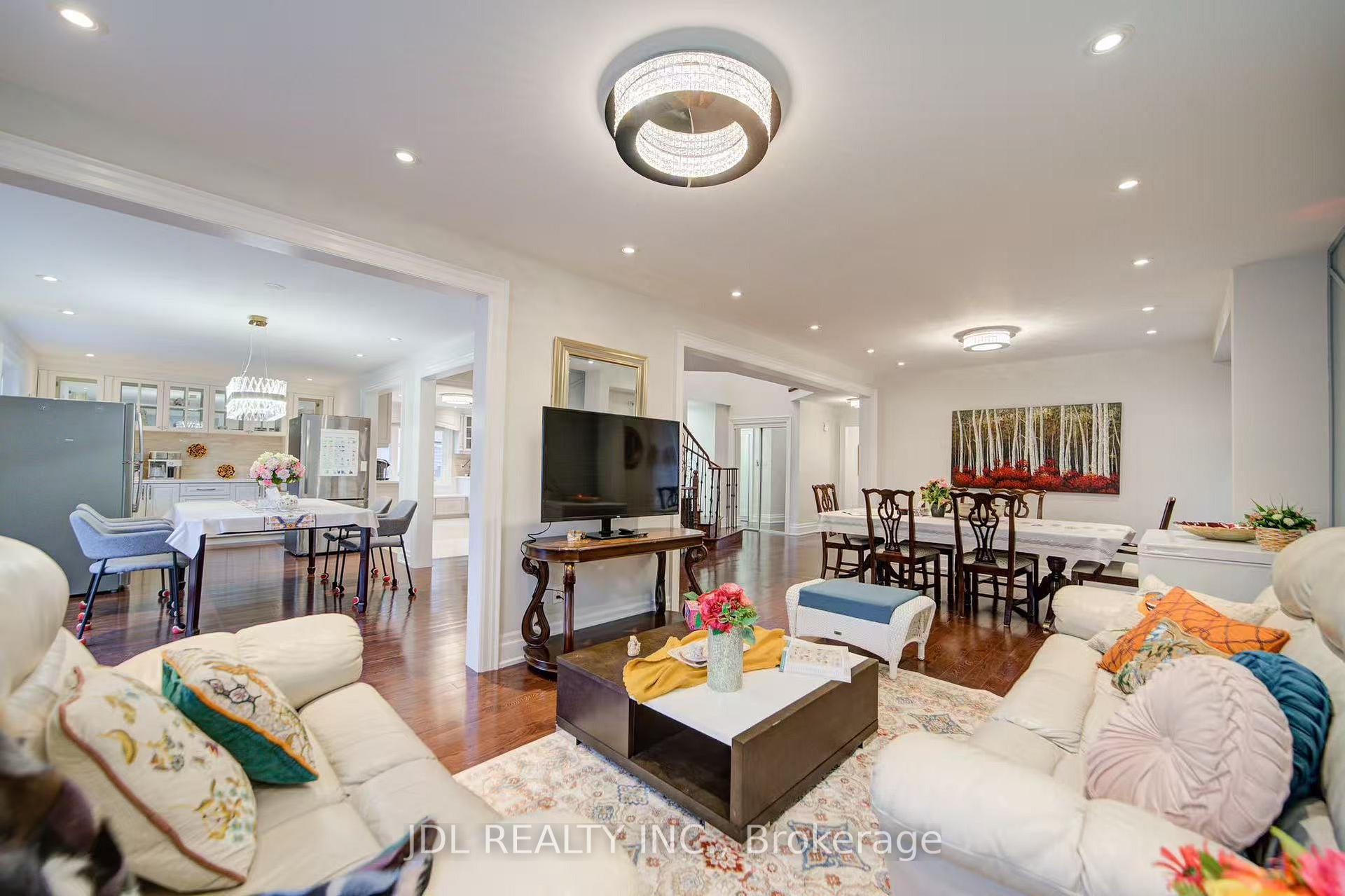 Photo 10 of Unit Room E, 3 Moses Crescent, Markham, Cachet — HOMEH