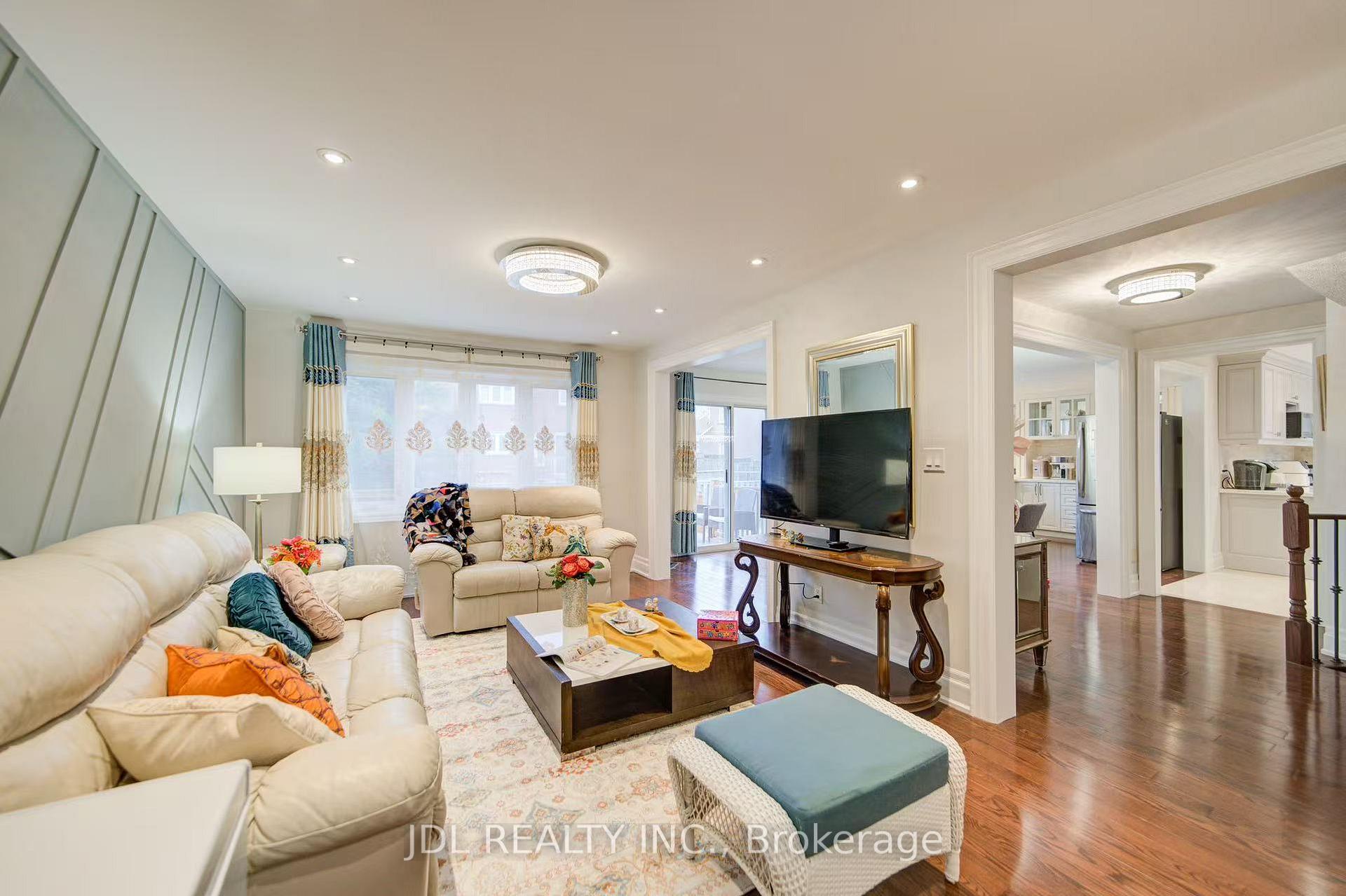 Photo 11 of Unit Room E, 3 Moses Crescent, Markham, Cachet — HOMEH