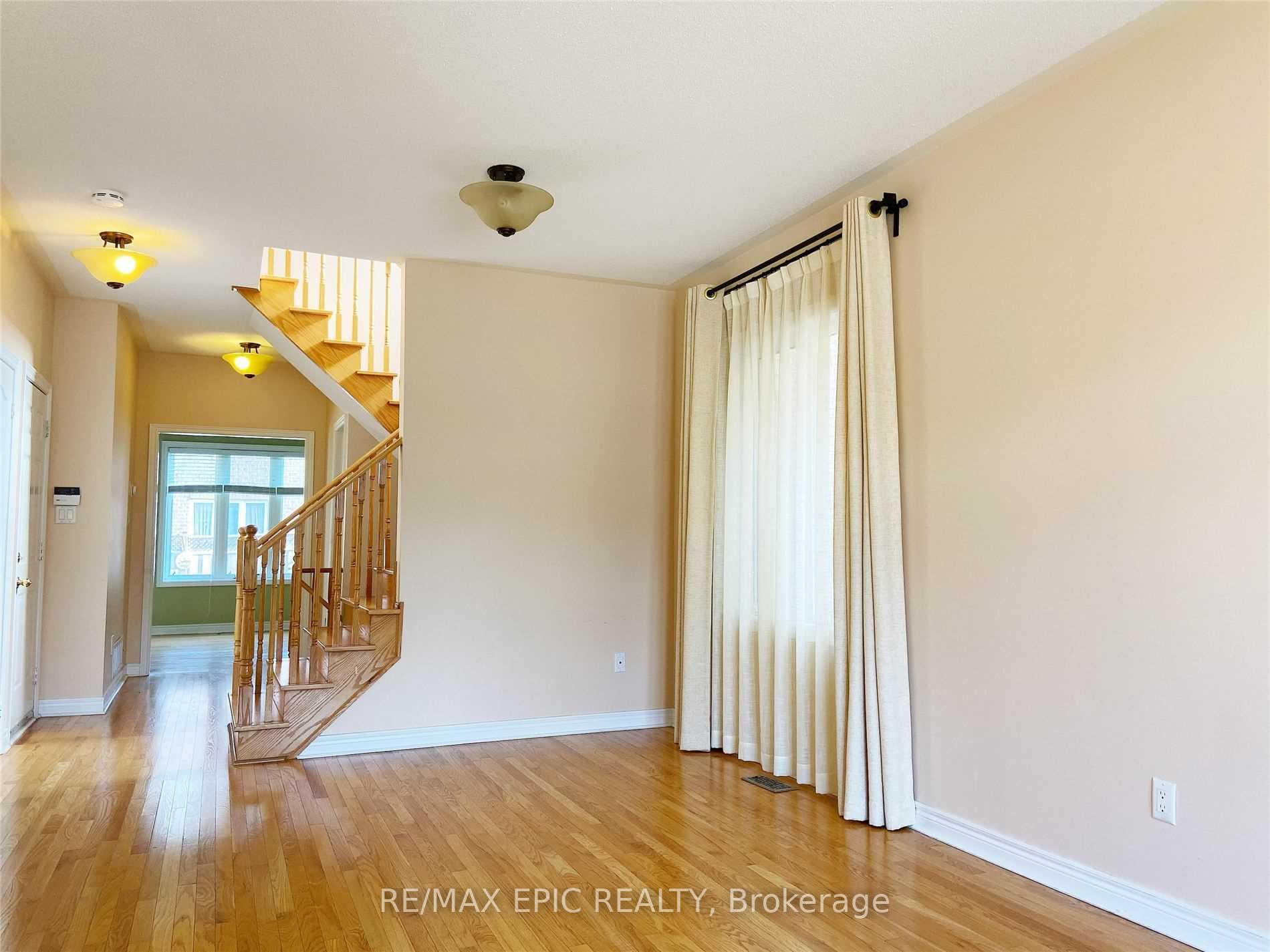 Photo 2 of 5 Markshire Road, Markham, Cachet — HOMEH