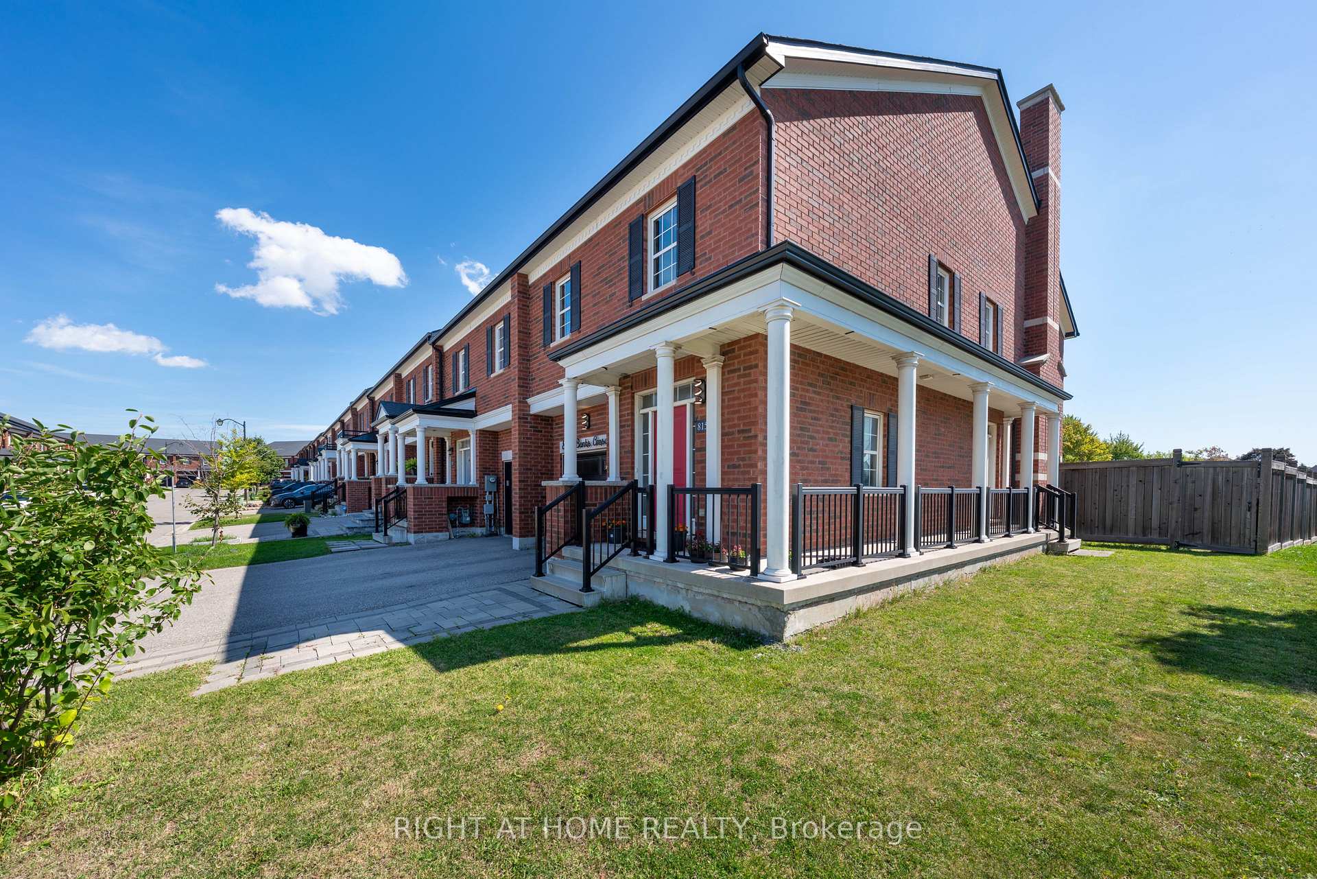 Photo 2 of 815 Banks Crescent, Milton, Willmott — HOMEH