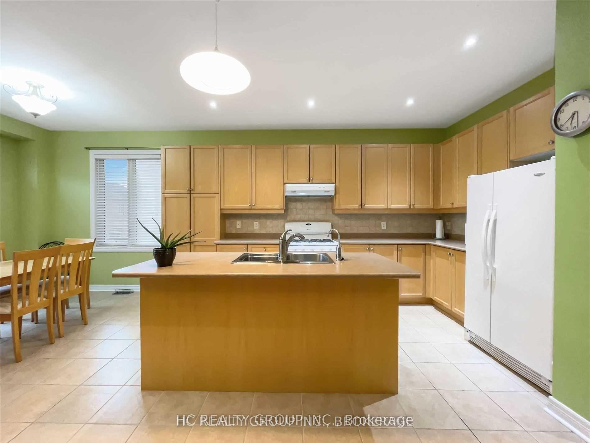 Photo 3 of Unit Upper, 29 Pillar Rock Crescent, Markham, Victoria Manor-Jennings Gate — HOMEH