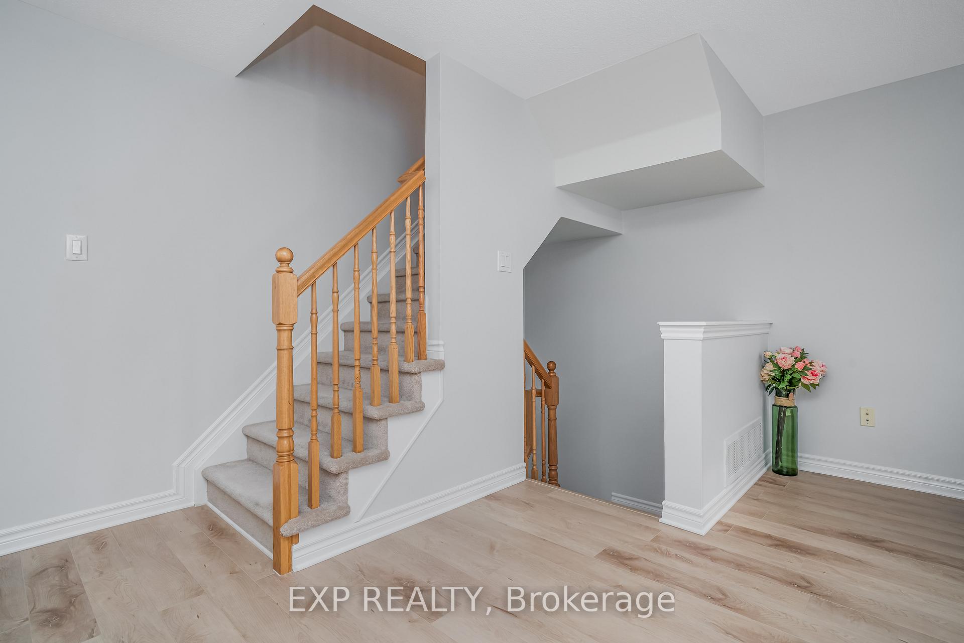 Photo 4 of 604 Meadowcreek Circle, Ottawa, Kanata - Emerald Meadows/Trailwest — HOMEH