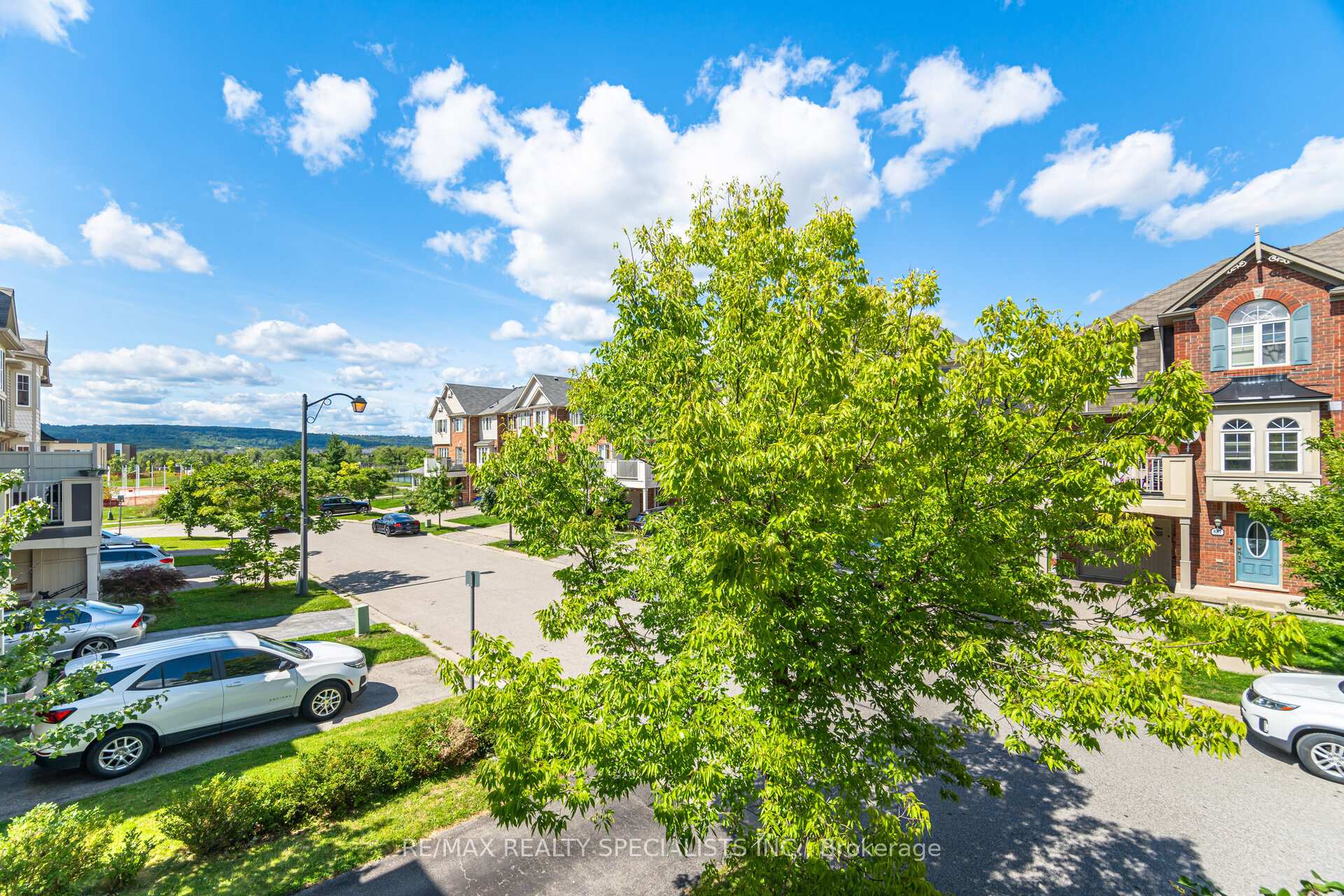 Photo 2 of 888 Willingdon Crescent, Milton, Harrison — HOMEH