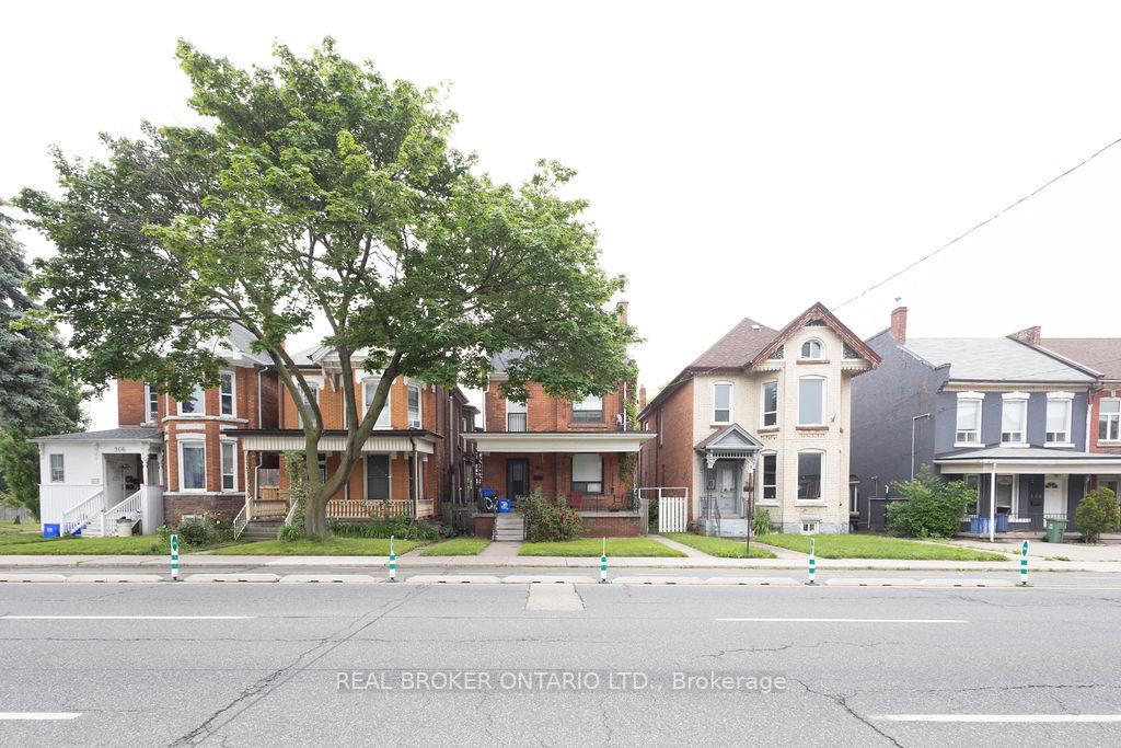 Front of Unit LOWER, 202 Victoria Avenue N