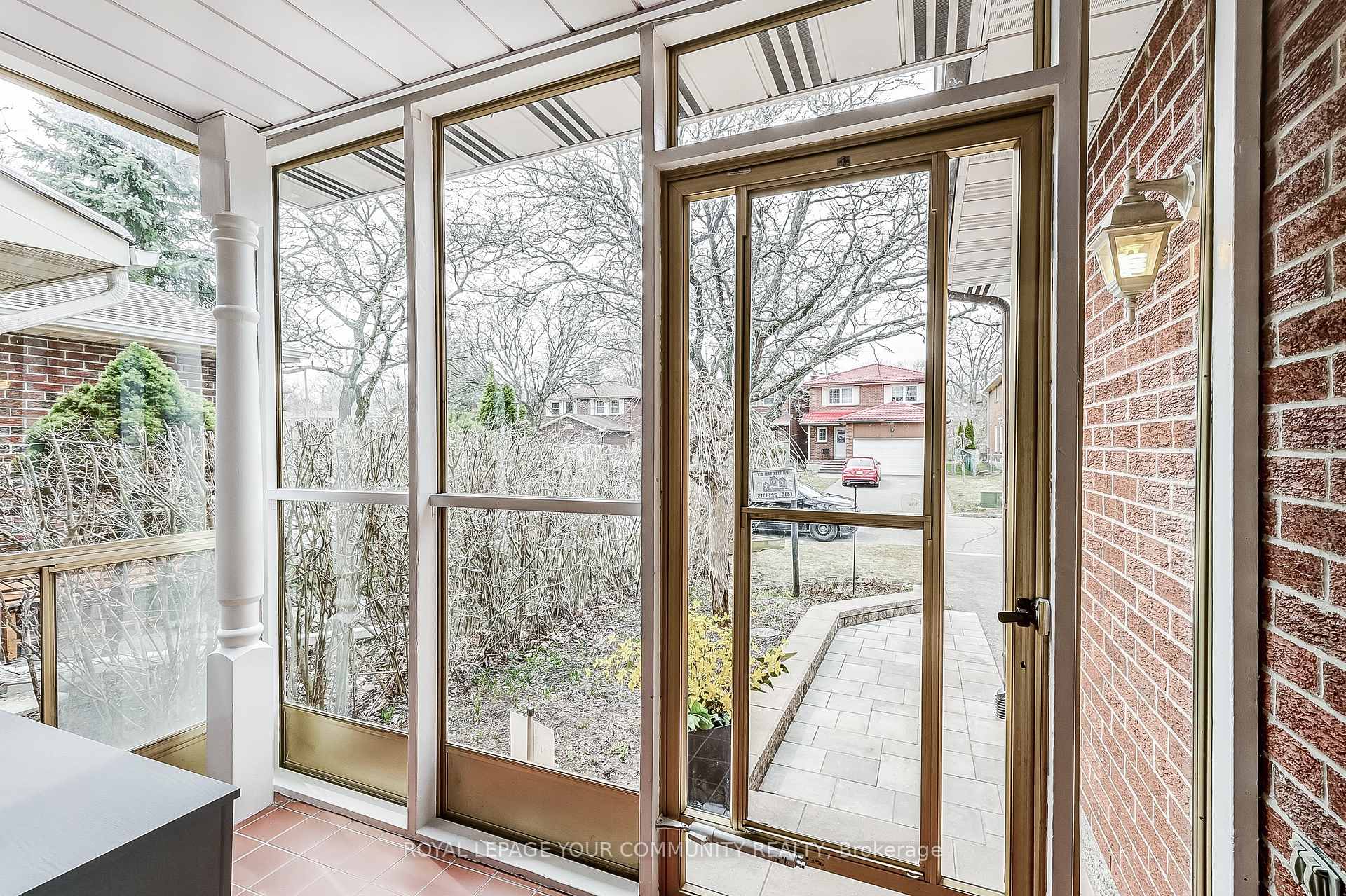 Photo 5 of 29 Trothen Circle, Markham, Markham Village — HOMEH